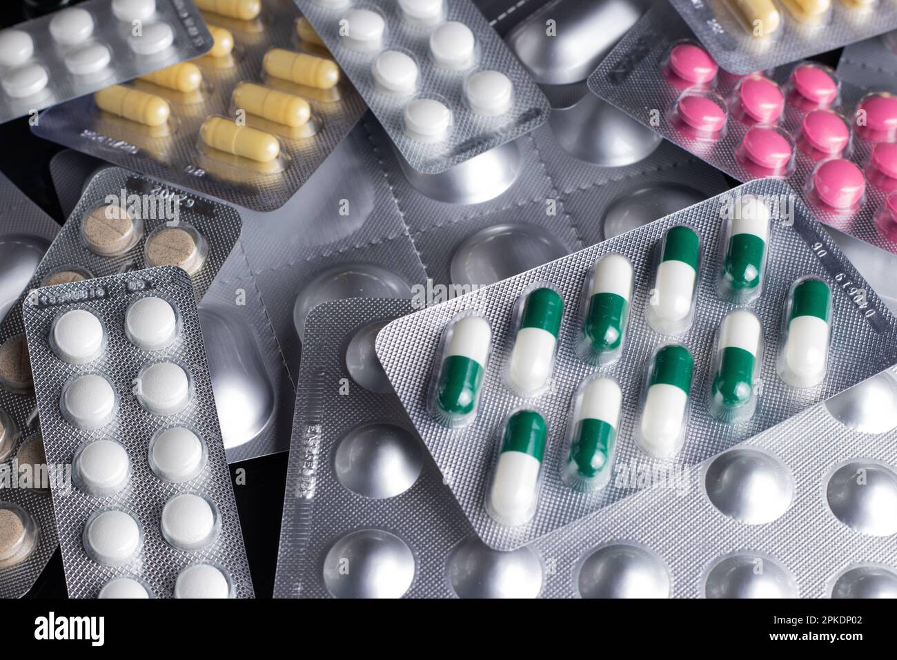 Les médicaments et les comprimés sous blister sont dispersés sur la table Banque D'Images
