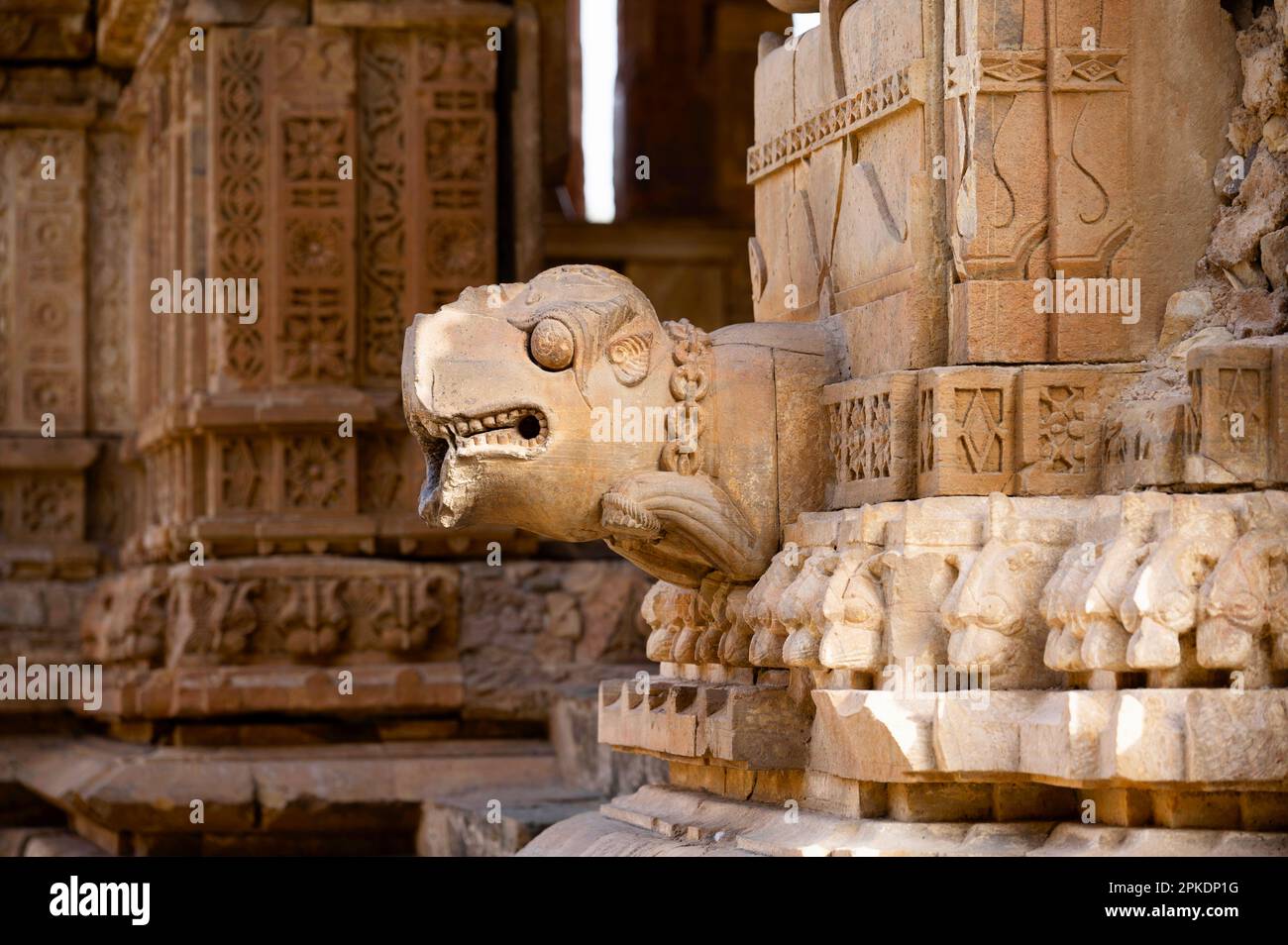 Gargoyle sculpté en grès, sur le mur extérieur de Gopinath Mandir, situé dans le complexe du fort de Bhangarh, est un fort de 16th-siècle construit en 1573, Alwar Banque D'Images