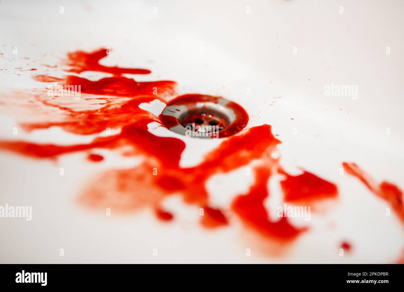 Beaucoup de taches de sang dans l'évier. Banque D'Images