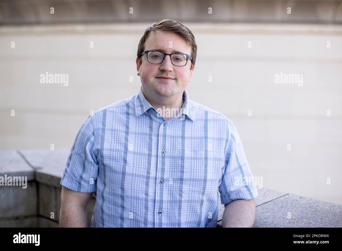 Nicholas Trimble, conseiller de l'UUP, du conseil municipal de Lisburn & Castlereagh, fils de David Trimble, ancien premier ministre d'Irlande du Nord, au centre civique de l'île Lagan Valley, à Lisburn, avant le 25th anniversaire de l'Accord du Vendredi Saint. Banque D'Images