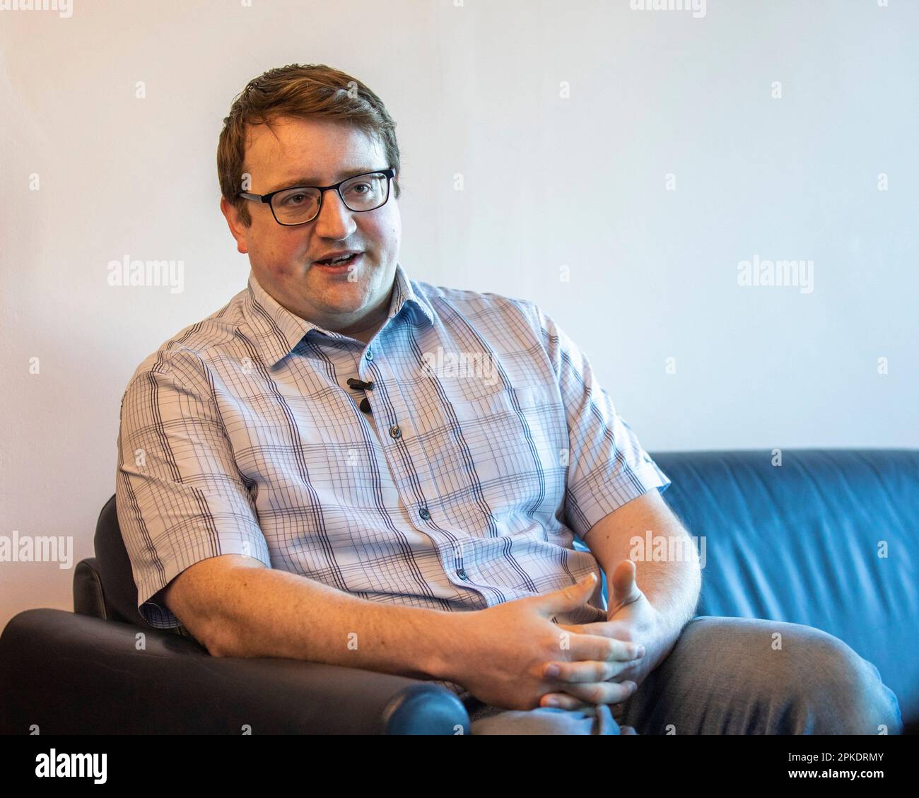 Nicholas Trimble, conseiller de l'UUP, du conseil municipal de Lisburn & Castlereagh, fils de David Trimble, ancien premier ministre d'Irlande du Nord, au centre civique de l'île Lagan Valley, à Lisburn, avant le 25th anniversaire de l'Accord du Vendredi Saint. Banque D'Images