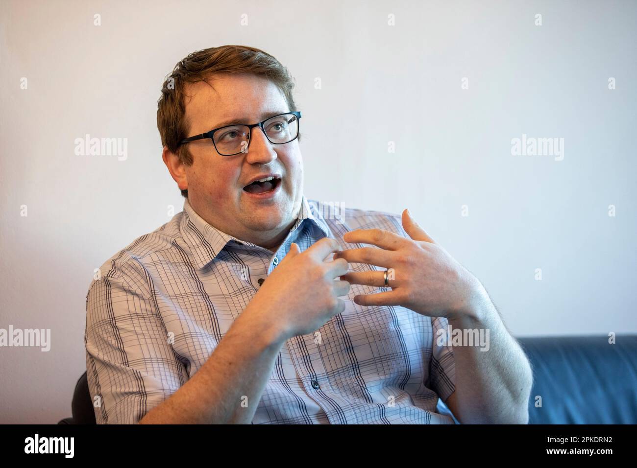 Nicholas Trimble, conseiller de l'UUP, du conseil municipal de Lisburn & Castlereagh, fils de David Trimble, ancien premier ministre d'Irlande du Nord, au centre civique de l'île Lagan Valley, à Lisburn, avant le 25th anniversaire de l'Accord du Vendredi Saint. Banque D'Images