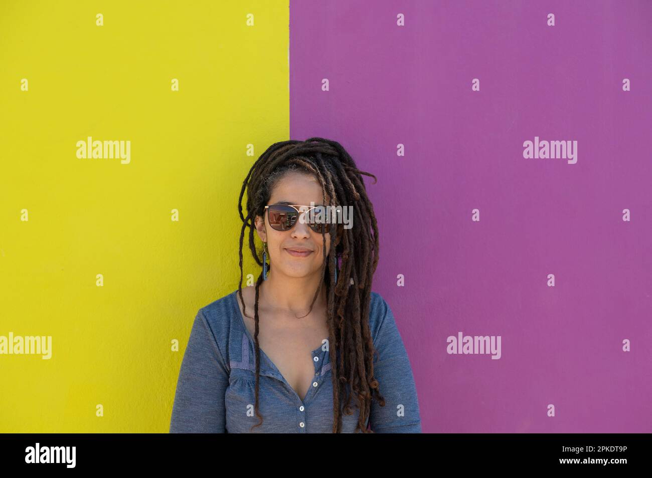 Femme avec des lunettes de soleil de près Banque D'Images