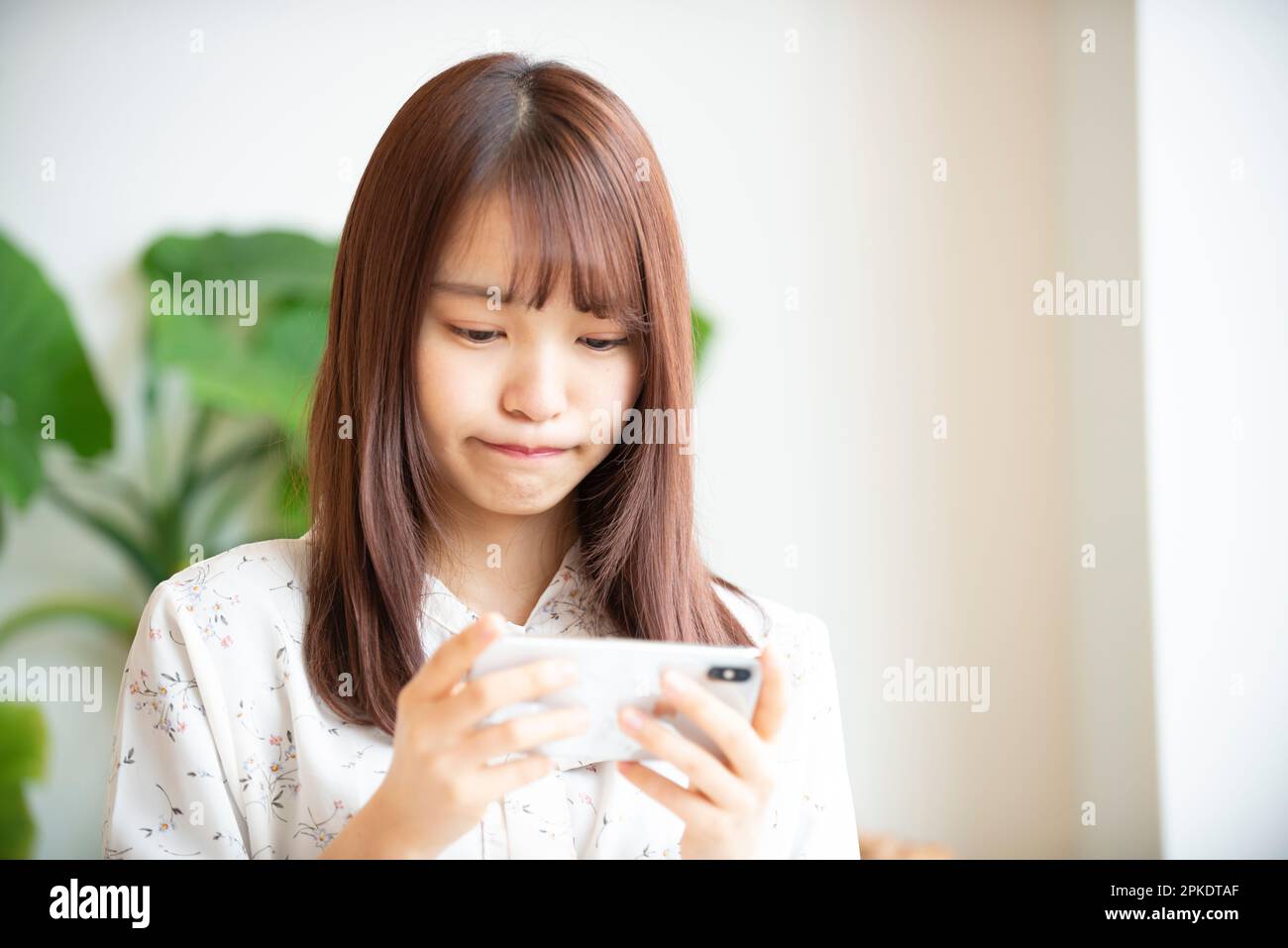Jeune femme avec un smartphone Banque D'Images