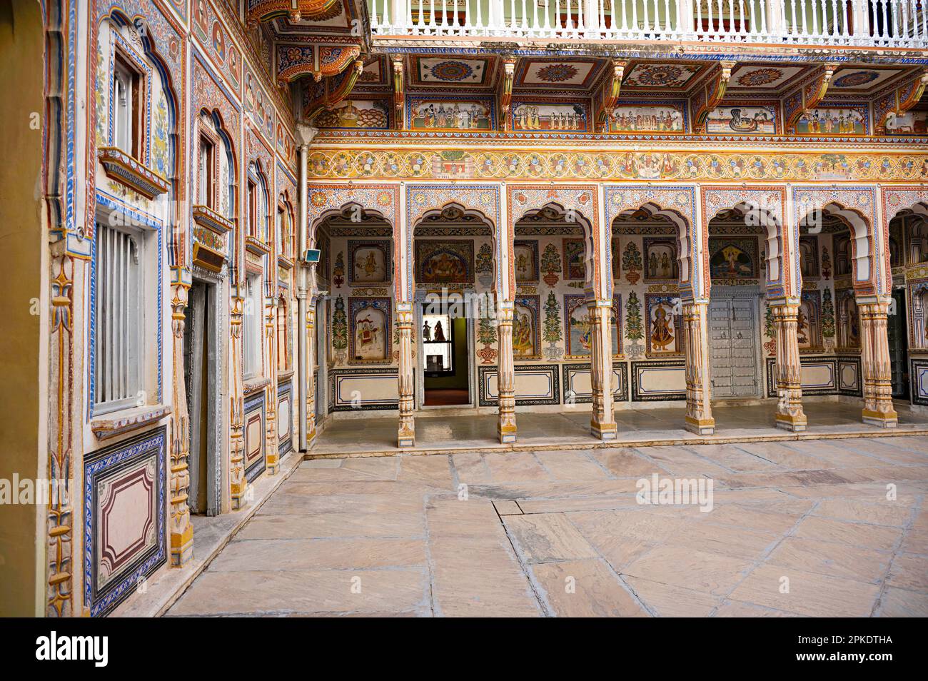 Vue intérieure du musée Dr. Ramnath Podar Haveli, un musée du patrimoine culturel qui abrite le style de vie Rajasthani, des peintures miniatures, des textiles, des bijoux Banque D'Images
