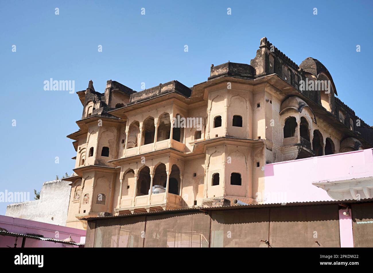 Extérieurs de Khetri Mahal, également connu sous le nom de palais du vent. Il a été construit par Bhopal Singh vers 1770, Jhunjhunu, Shekhawati, Rajasthan, Inde Banque D'Images