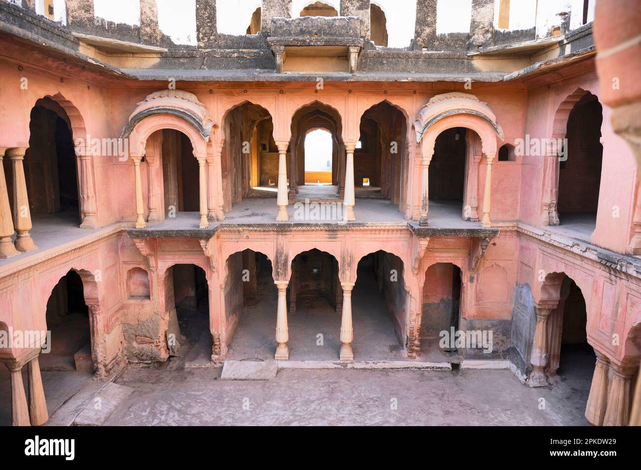 Intérieurs de Khetri Mahal, également connu sous le nom de palais du vent. Il a été construit par Bhopal Singh vers 1770, Jhunjhunu, Shekhawati, Rajasthan, Inde Banque D'Images