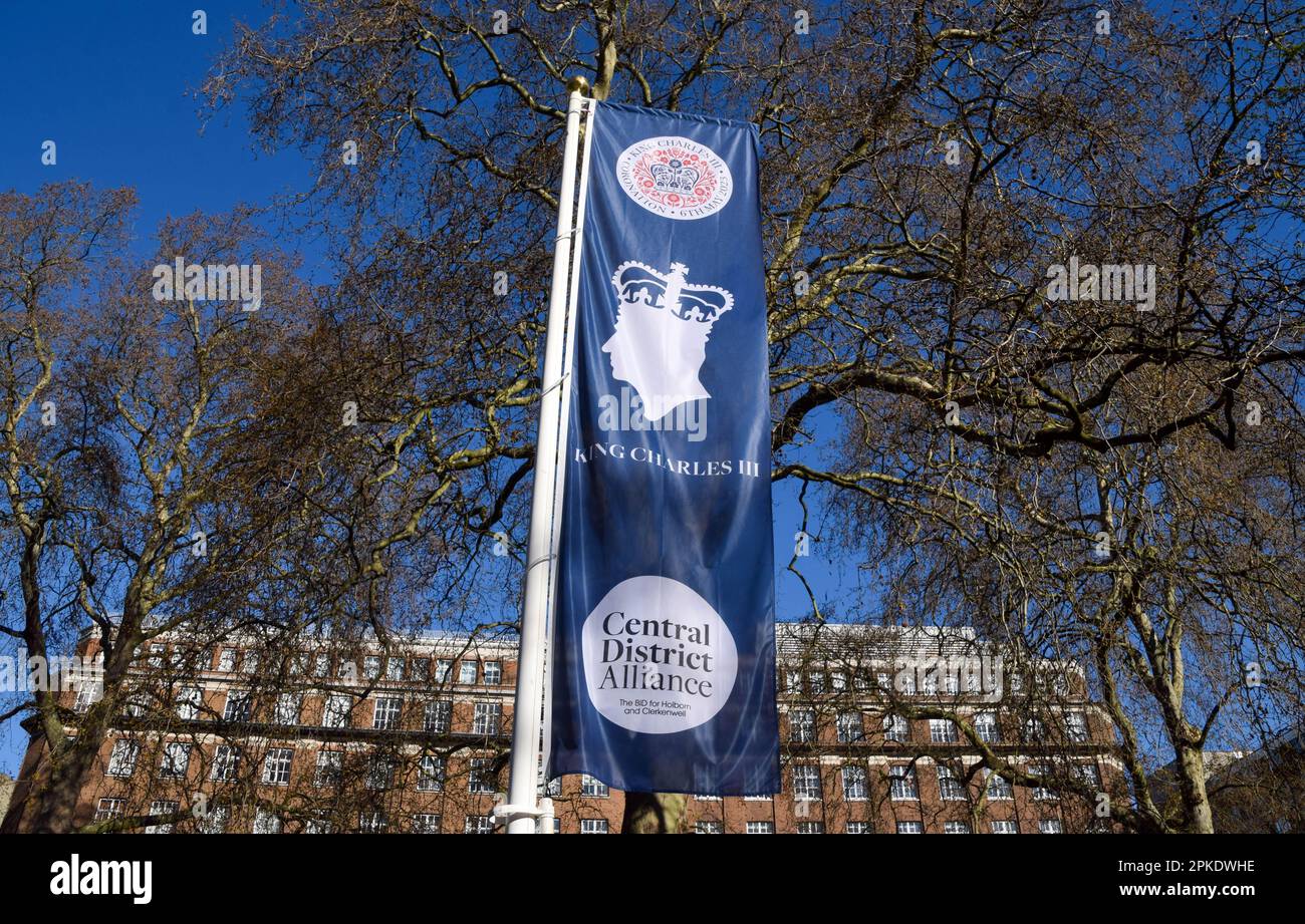 Londres, Royaume-Uni. 7th avril 2023. Des banderoles de couronnement du roi Charles III ont été installées sur la place Russell avant le couronnement, qui a lieu sur 6 mai. Credit: Vuk Valcic/Alamy Live News Banque D'Images