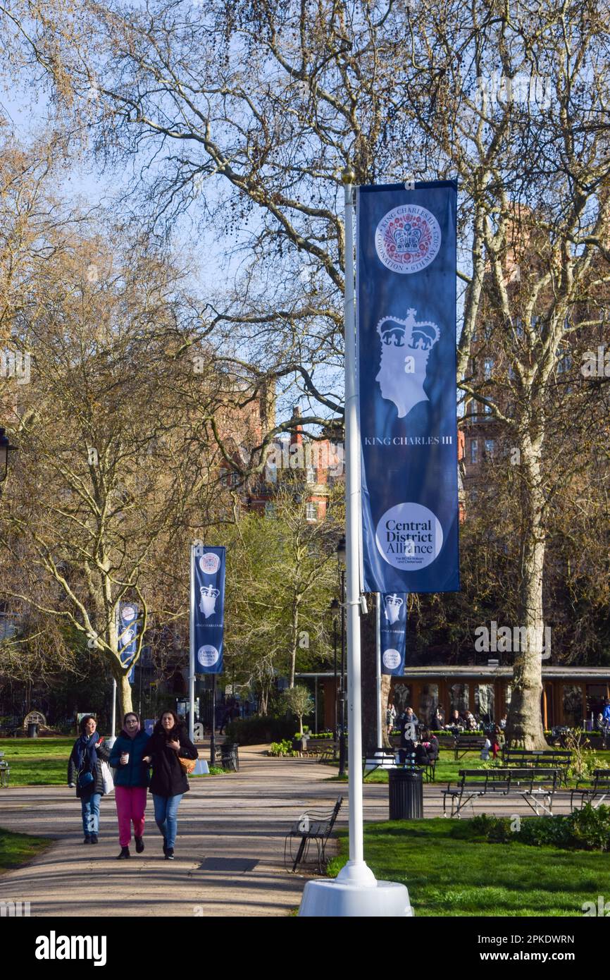 Londres, Royaume-Uni. 7th avril 2023. Des banderoles de couronnement du roi Charles III ont été installées sur la place Russell avant le couronnement, qui a lieu sur 6 mai. Credit: Vuk Valcic/Alamy Live News Banque D'Images