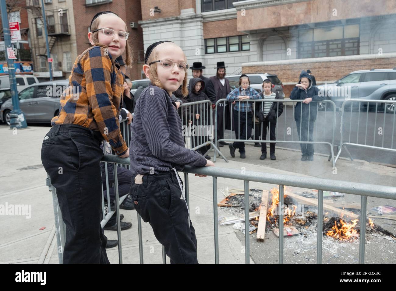 Quelques heures avant le début de la Pâque, 2 garçons hassidiques posent au feu de pain sur Bedford Avenue à Brooklyn, New York. Banque D'Images