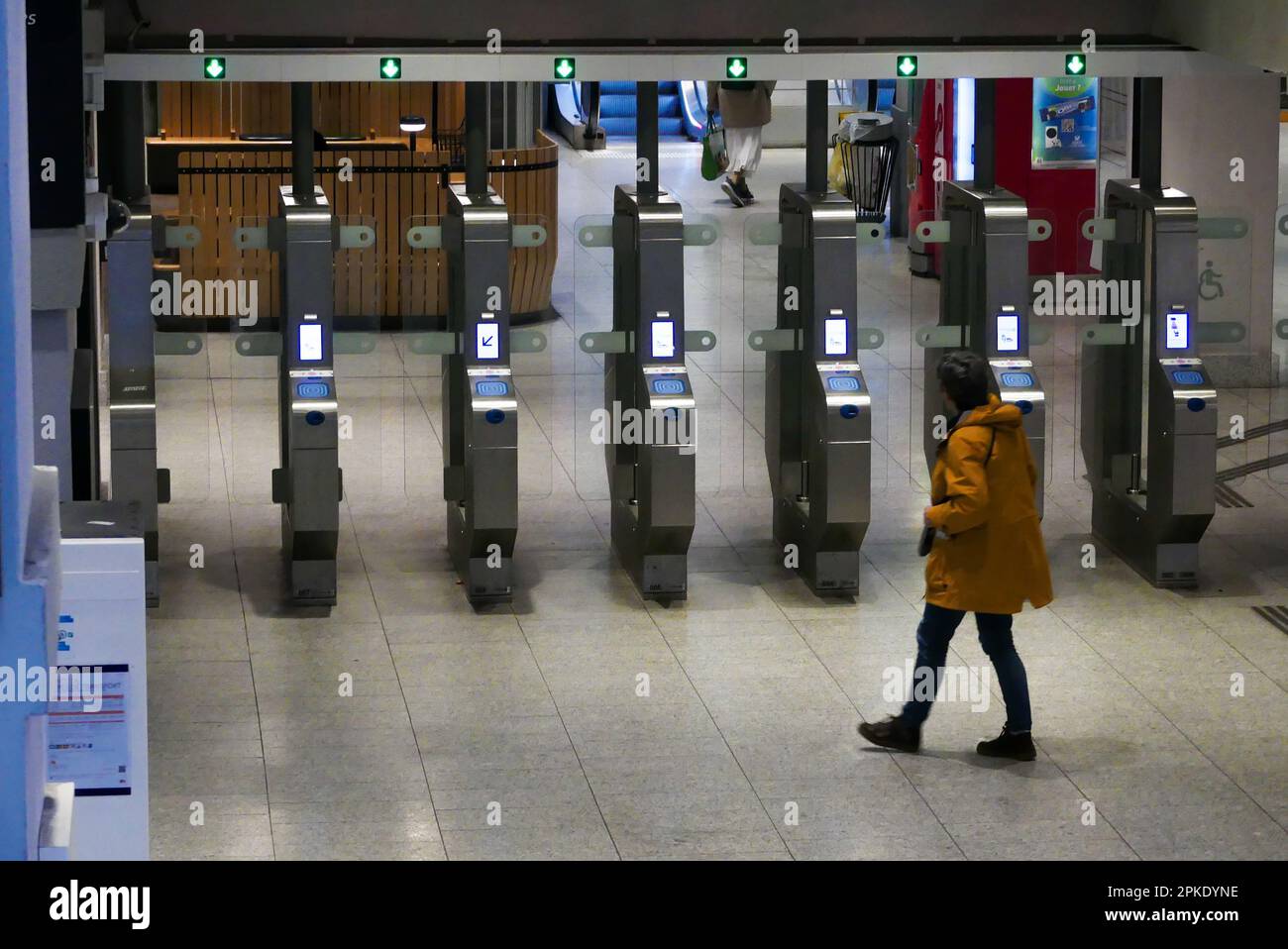 Paris, France. 02 avril. 2023. Entrée d'une station de métro. Passagers passant par les portes menant aux plates-formes de métro. Banque D'Images