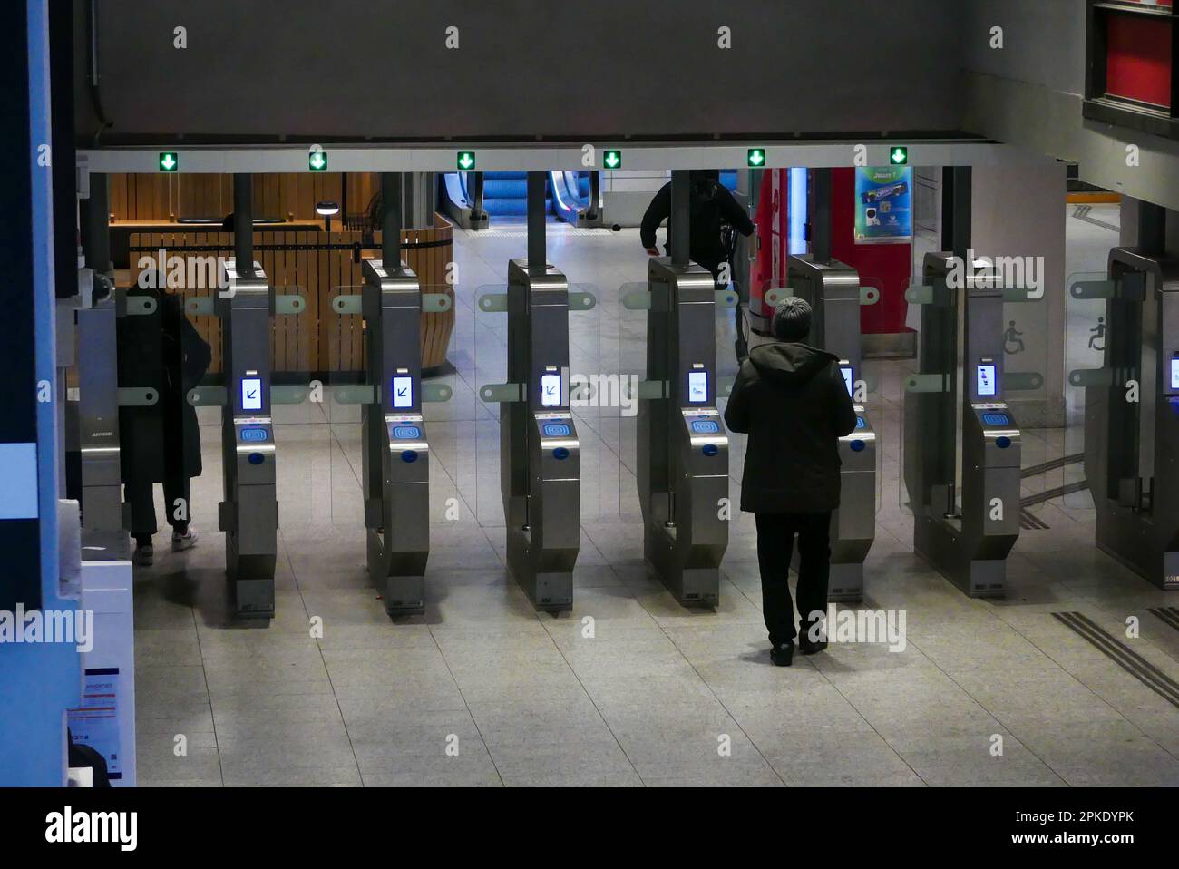Paris, France. 02 avril. 2023. Entrée d'une station de métro. Passagers passant par les portes menant aux plates-formes de métro. Banque D'Images