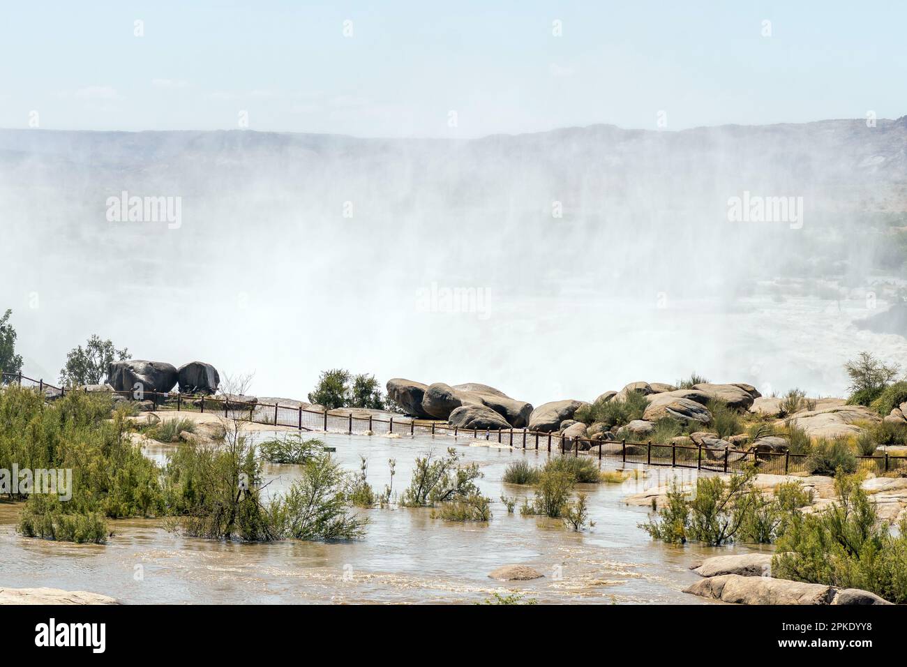 Le sentier inondé menant au point de vue principal des cascades d'Augrabies Banque D'Images