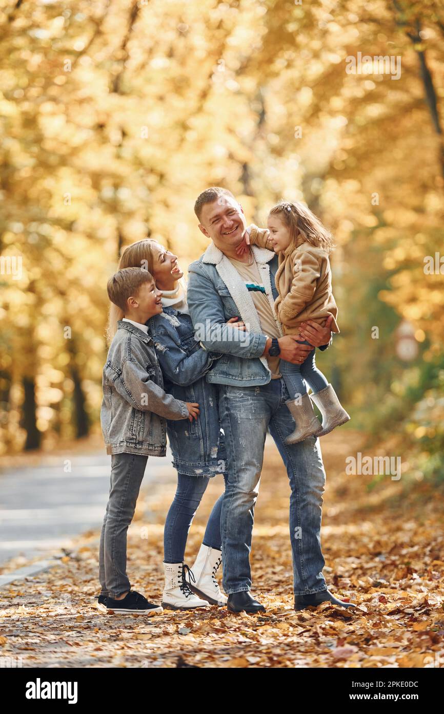 famille heureuse dans le parc