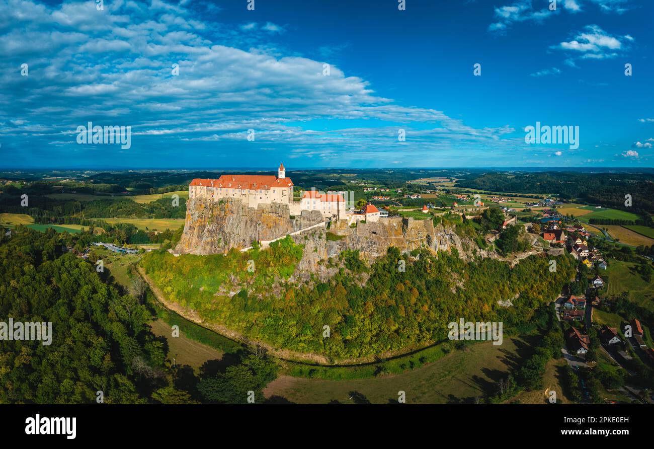 La forteresse majestueuse de Riegersburg : vue panoramique : Burg Riegersburg Banque D'Images