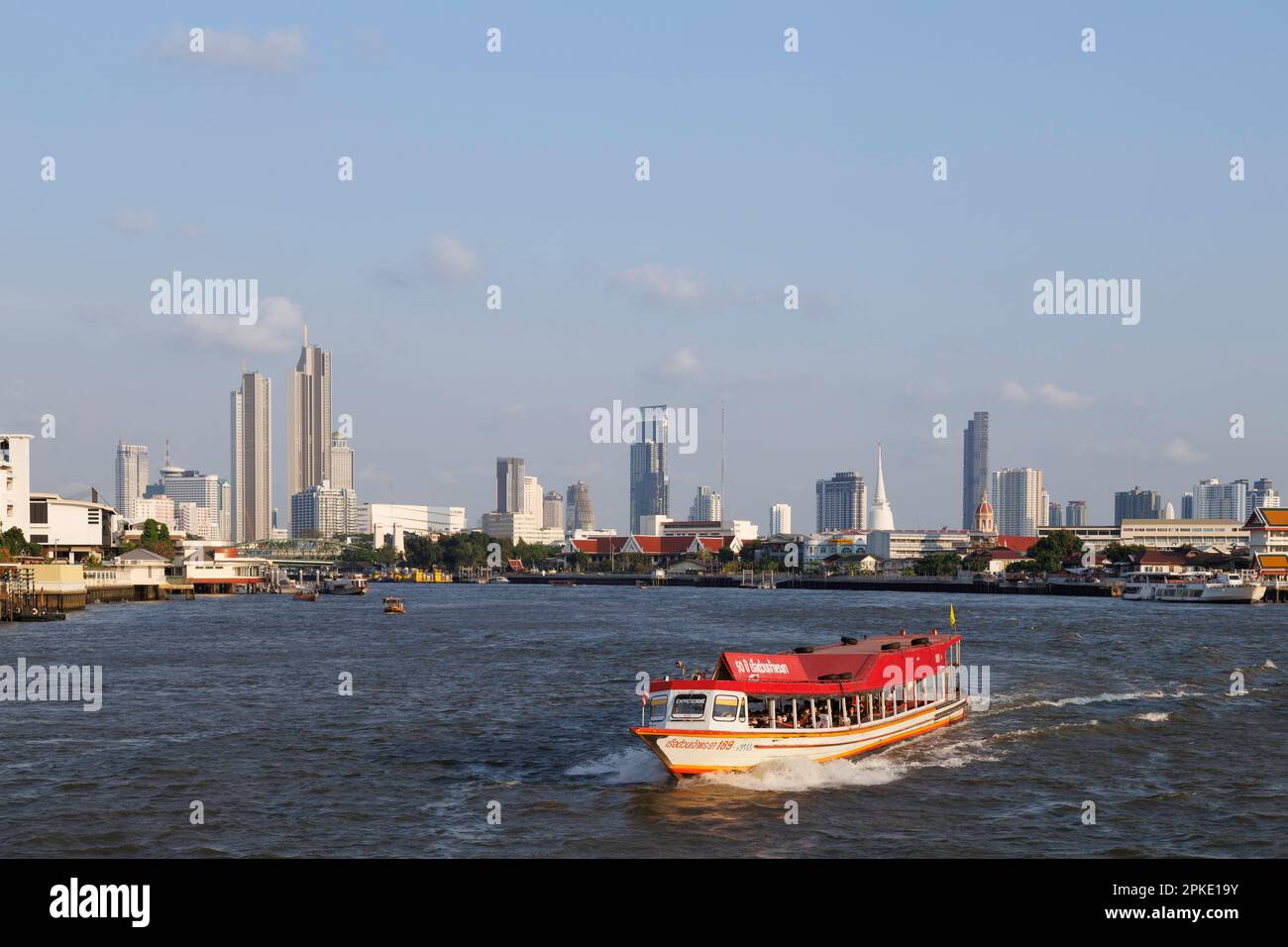 7 avril 2033 - Bangkok, Thaïlande : les touristes asiatiques, européens et thaïlandais voyagent en bateau express dans la rivière Chao Phraya à Bangkok, Thaïlande. Trave Banque D'Images