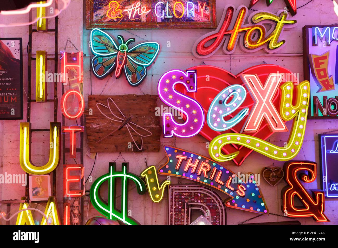 Chambre pleine de panneaux lumineux colorés au néon, Gods Own Junkyard, Londres, Royaume-Uni Banque D'Images