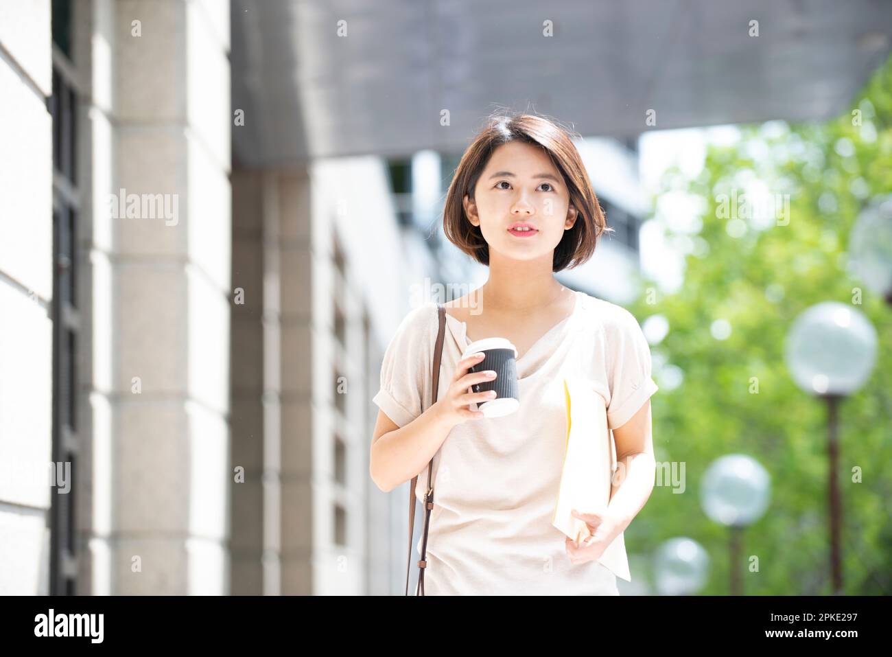 Femme avec café et lime Banque D'Images