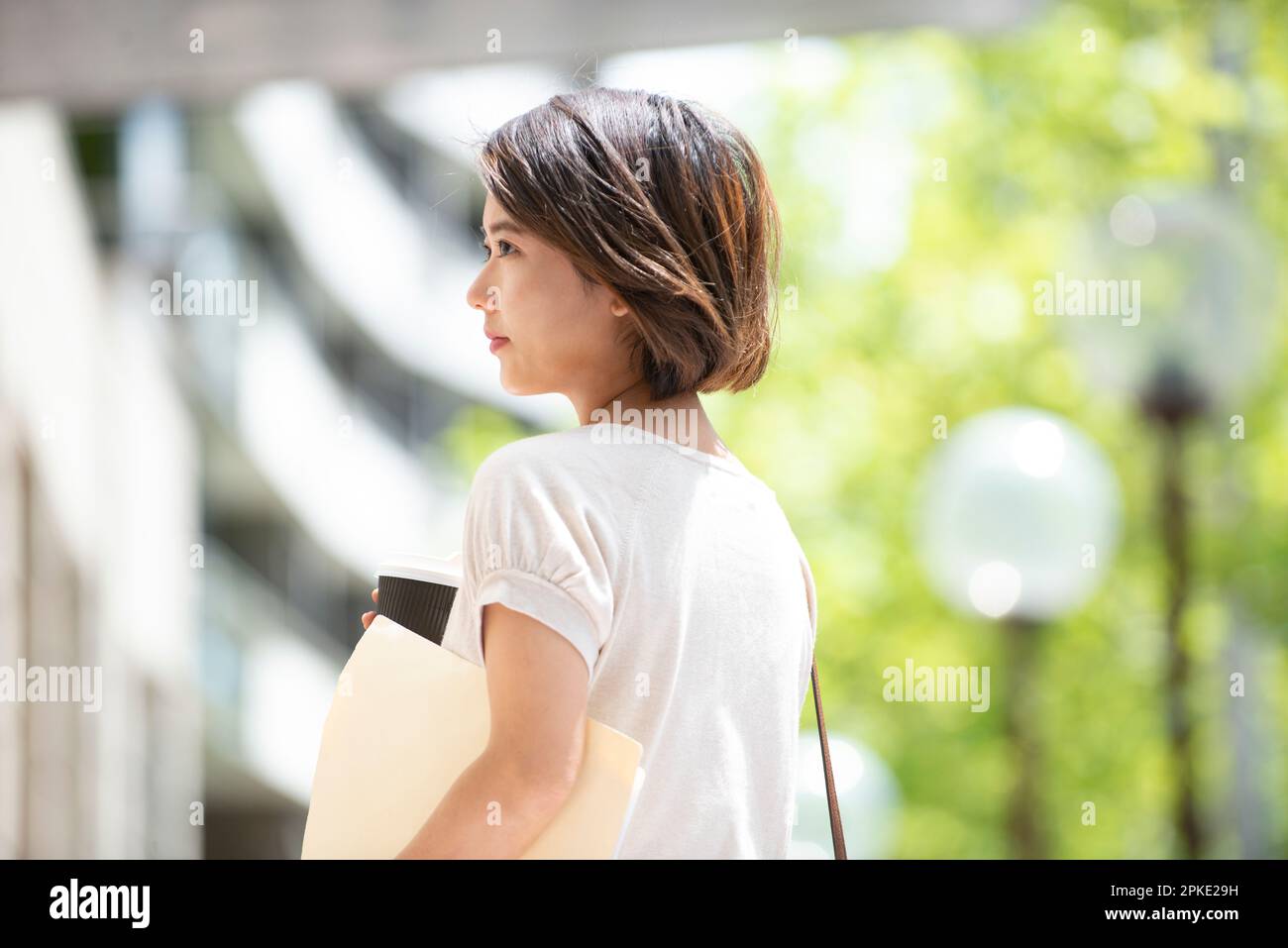 Femme avec café et lime Banque D'Images