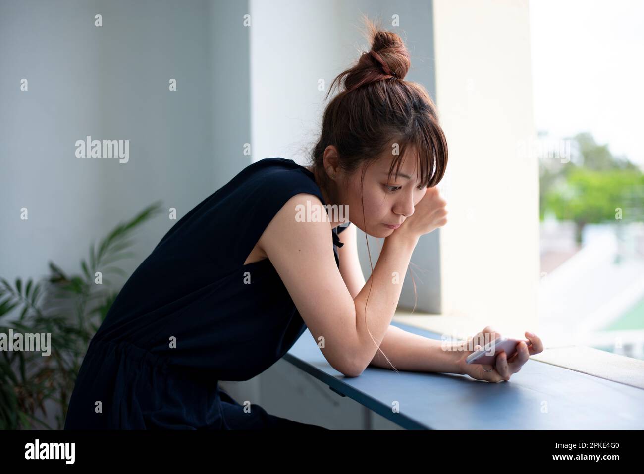 Recherche Femme à son téléphone Banque D'Images