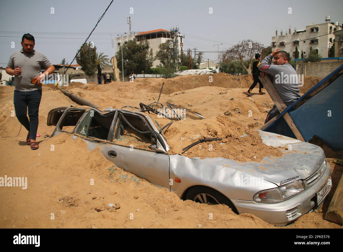 Gaza, bande de Gaza, Palestine. 7th avril 2023. Gaza, Palestine. 07 avril 2023. Les dégâts et les destructions dans la ville de Gaza à la suite des frappes aériennes israéliennes sur l'enclave palestinienne. Des attaques aériennes ont été lancées sur la bande de Gaza et le sud du Liban par l'armée israélienne à la suite des tirs de roquettes en Israël en provenance des deux pays. Le lancement de la fusée a été déclenché par l'assaut répété de la mosquée Al-Aqsa à Jérusalem par les forces israéliennes pendant les prières du Ramadan (Credit image: © Ahmad Haaballah/IMAGESLIVE via ZUMA Press Wire) USAGE ÉDITORIAL SEULEMENT! Non destiné À un usage commercial ! Banque D'Images