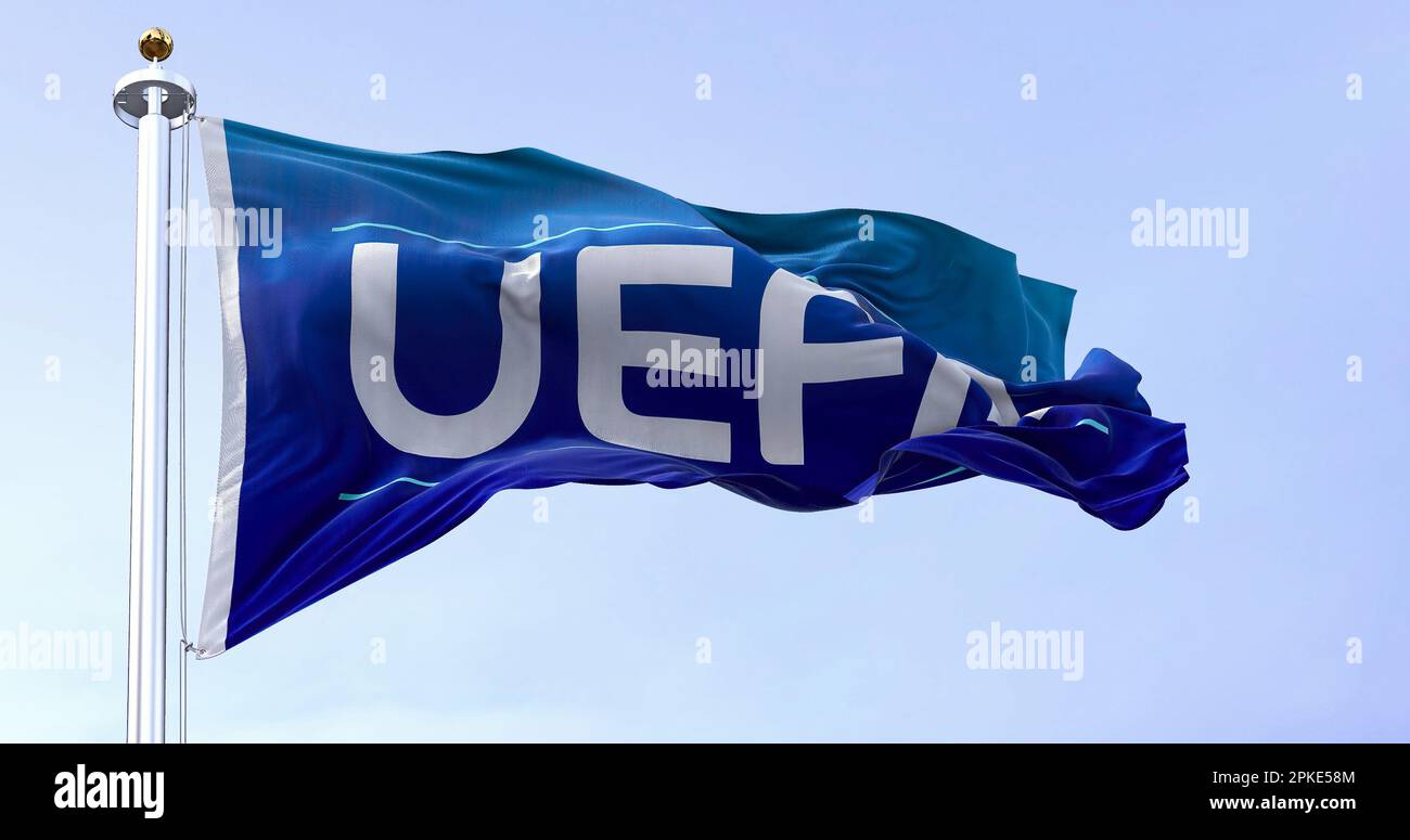 Nyon, CH, avril 2023 : drapeau avec le logo de l'UEFA agitant dans le vent. L'UEFA est l'association qui gère le football professionnel en Europe. Illustration e Banque D'Images