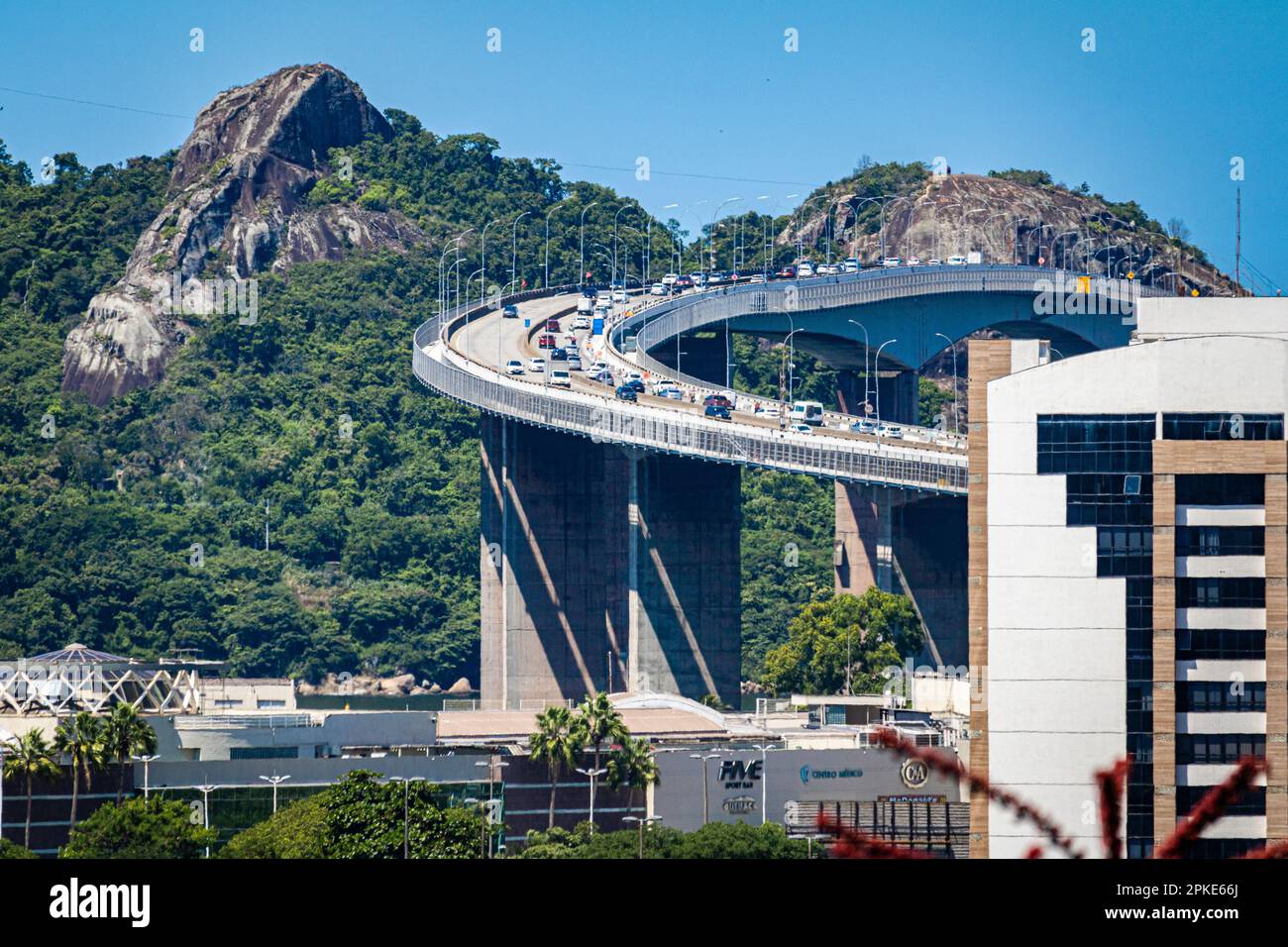 Célèbre site touristique dans l'état d'Espirito Santo au Brésil, troisième pont, 'Morro do Moreno' sur le côté et bâtiments sur 'Praia do Canto' dans l'for Banque D'Images