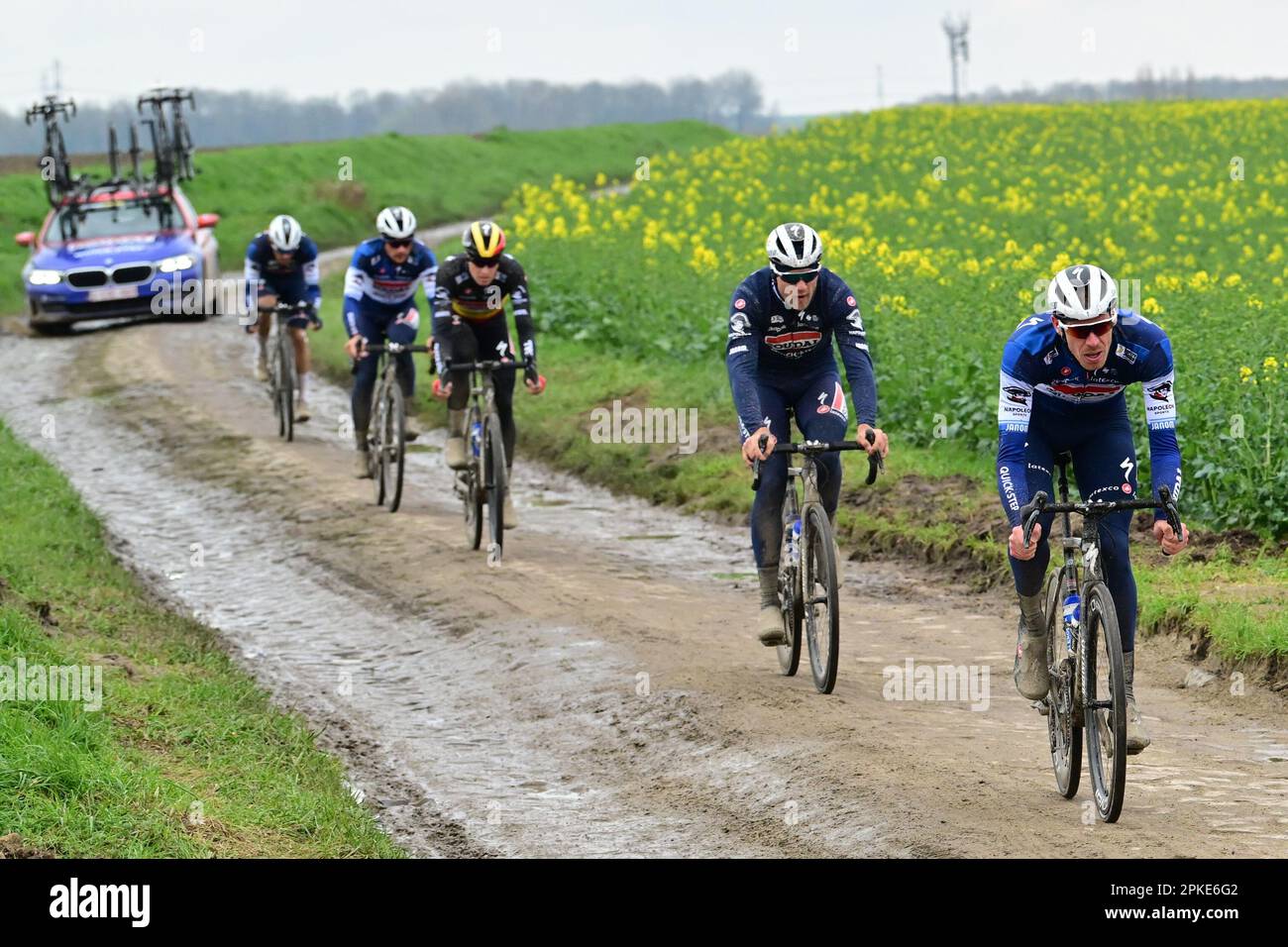 Roubaix, France. 07th avril 2023. Tim Declercq de Soudal Quick-Step et Soudal Quick-Step en action lors de la reconnaissance de la piste en prévision de la course cycliste Paris-Roubaix de cette année, vendredi 07 avril 2023, autour de Roubaix, France. Les courses cyclistes Paris-Roubaix auront lieu ce week-end, avec les femmes à cheval samedi et les hommes dimanche. BELGA PHOTO DIRK WAEM crédit: Belga News Agency/Alay Live News Banque D'Images