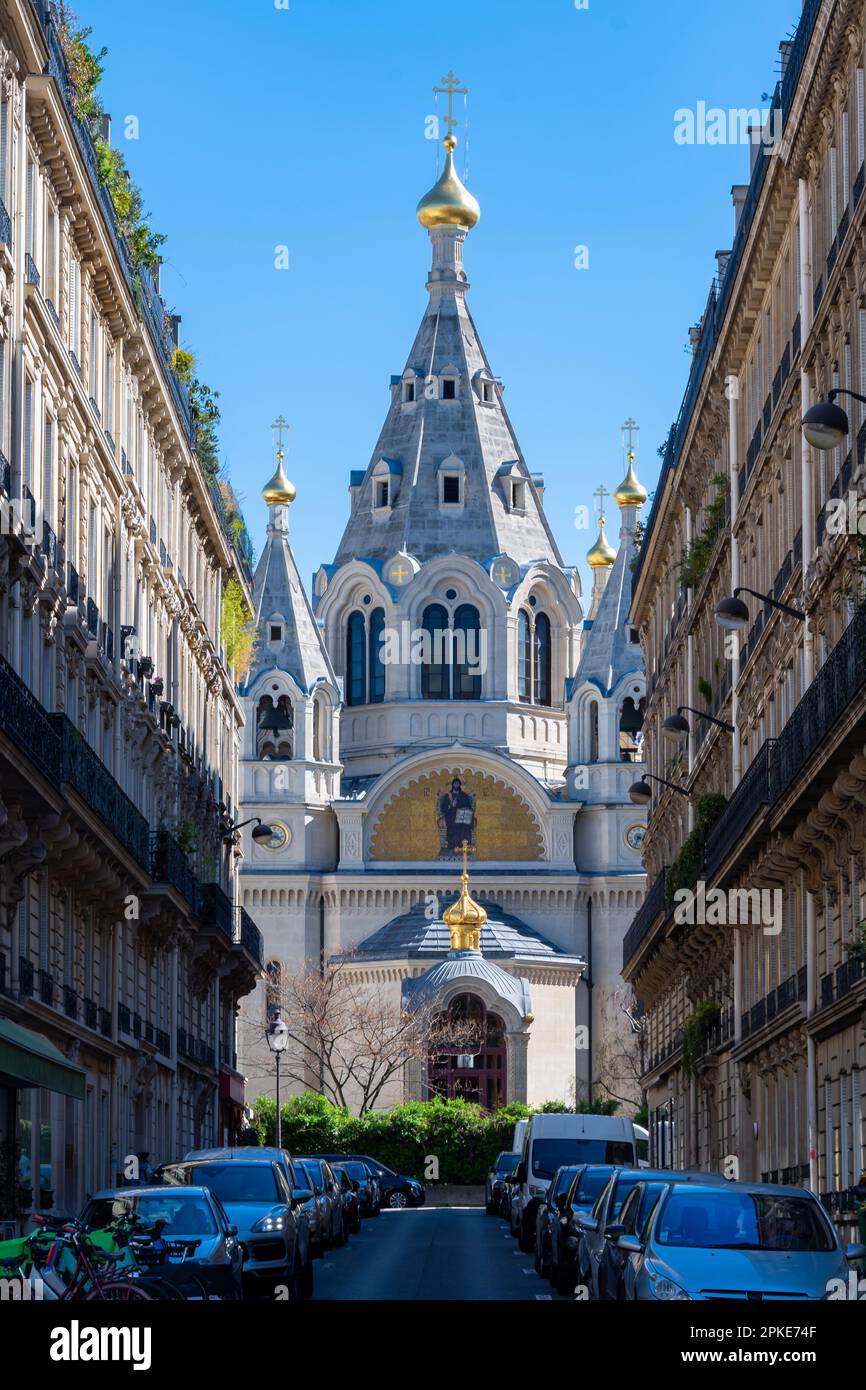 Vue extérieure de la cathédrale orthodoxe russe Saint-Alexandre-Nevsky construite en 1861 dans le 8th arrondissement de Paris, France Banque D'Images