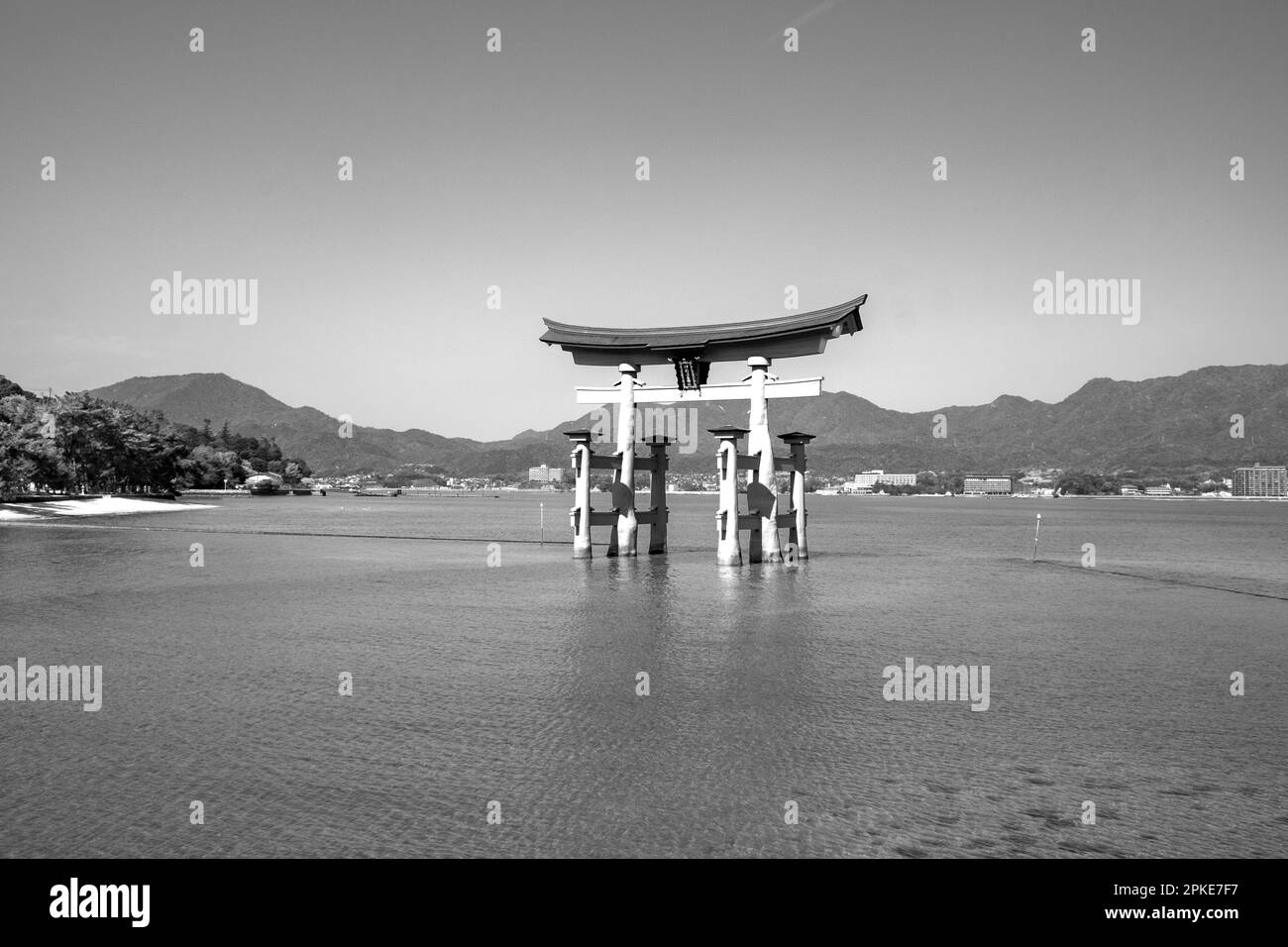 L'imposant torii du sanctuaire d'Itsukushima, classé au patrimoine mondial de l'UNESCO, situé à Miyajima, Hiroshima Banque D'Images