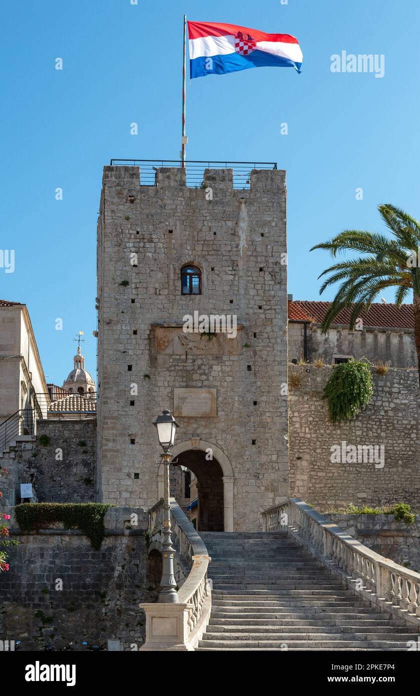 Escaliers menant à la porte principale de la ville et à la tour à l'entrée de Korcula sur l'île de Korcula en Croatie Banque D'Images