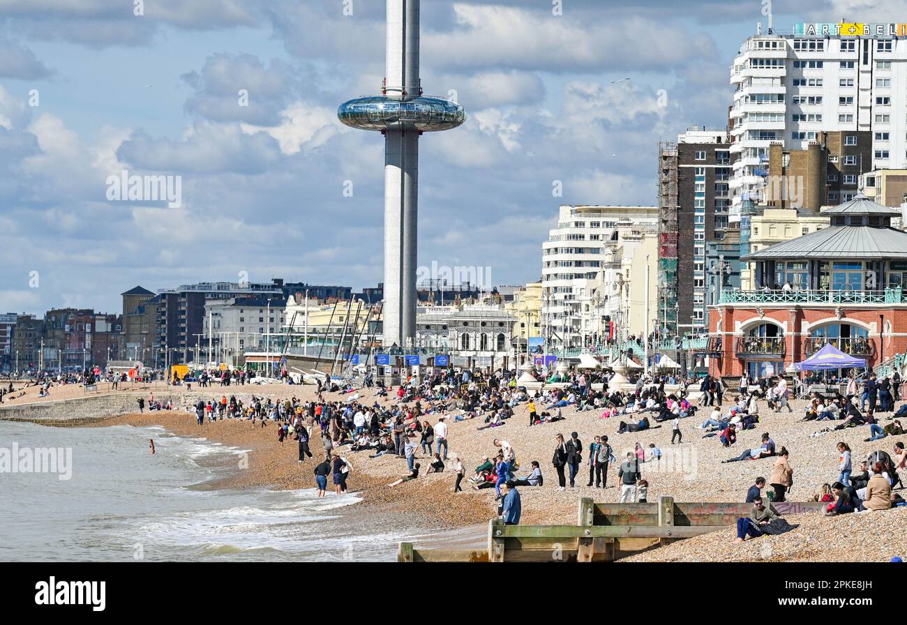 Brighton UK 7th avril 2023 - la foule profite du soleil de vacances de banque du Vendredi Saint sur la plage de Brighton car le bon temps devrait durer pendant le week-end de Pâques : Credit Simon Dack / Alay Live News Banque D'Images