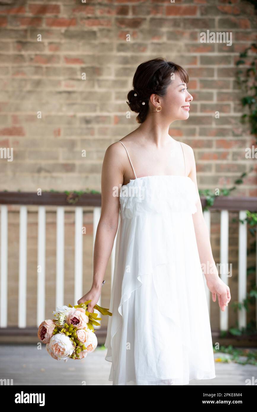 Femme en robe blanche souriante Banque D'Images