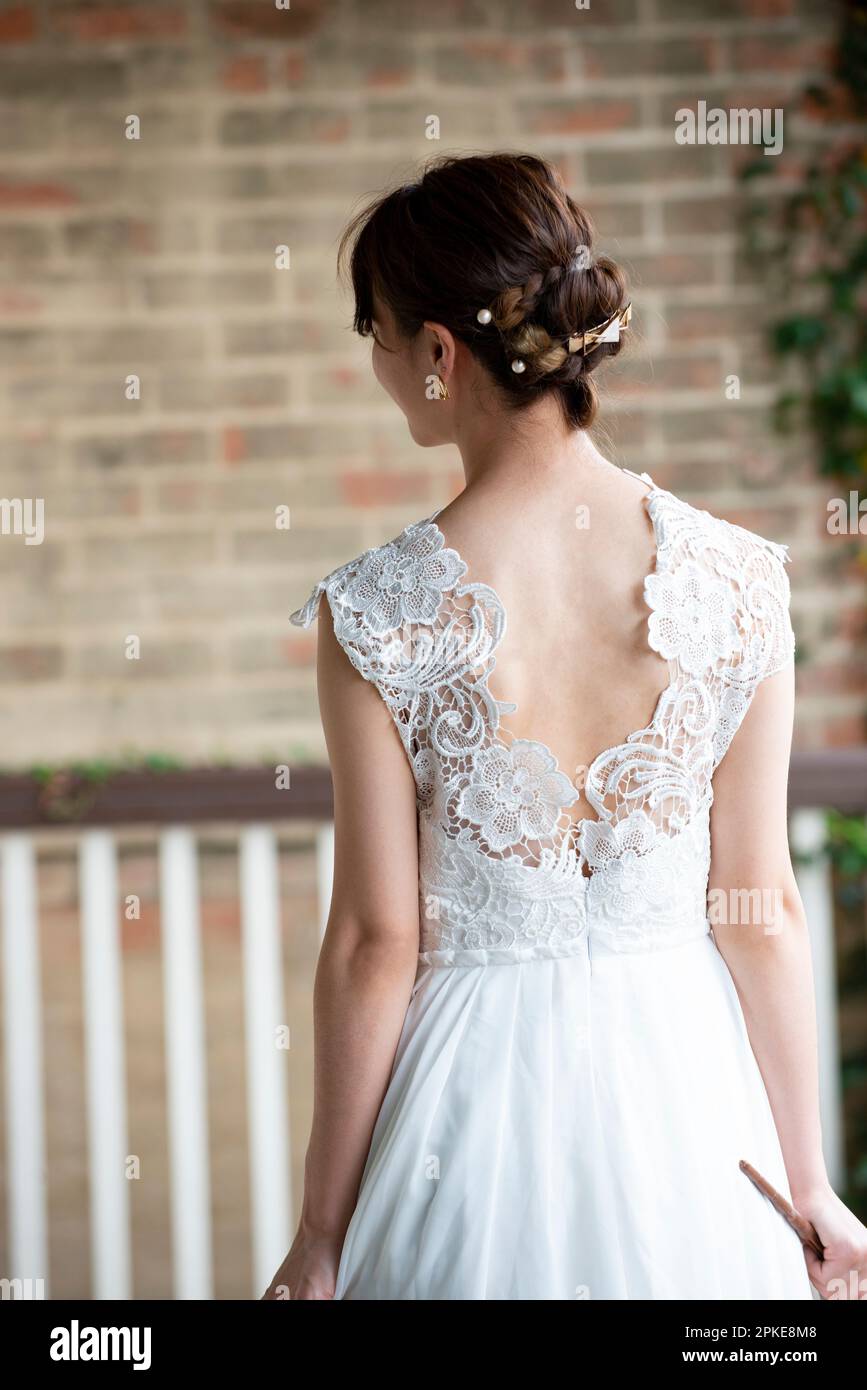 Vue arrière de la femme en robe de mariage Banque D'Images