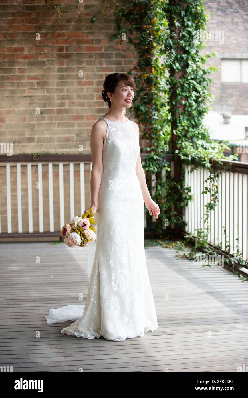 Femme riant dans la robe de mariage Banque D'Images