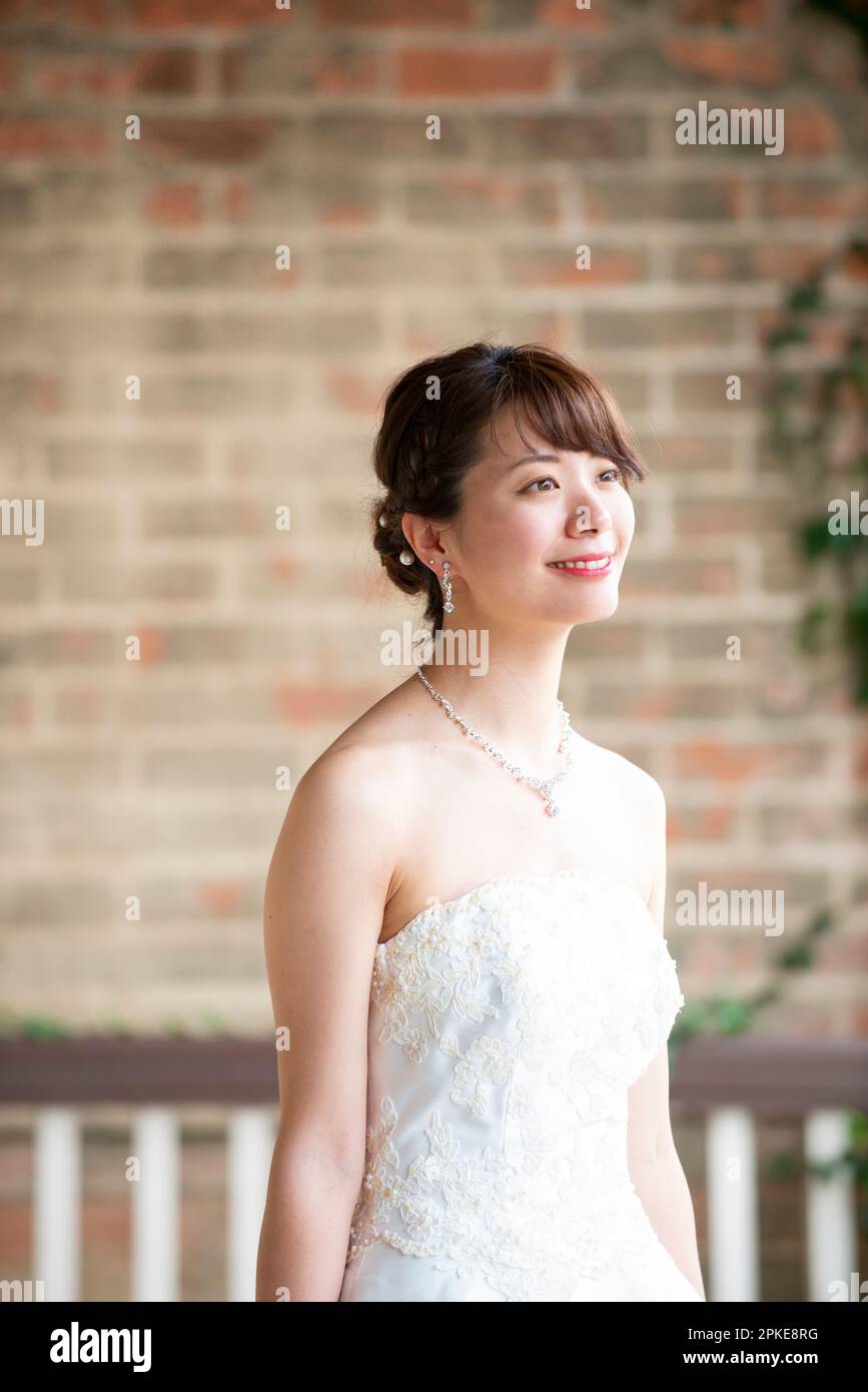 Femme riant dans la robe de mariage Banque D'Images