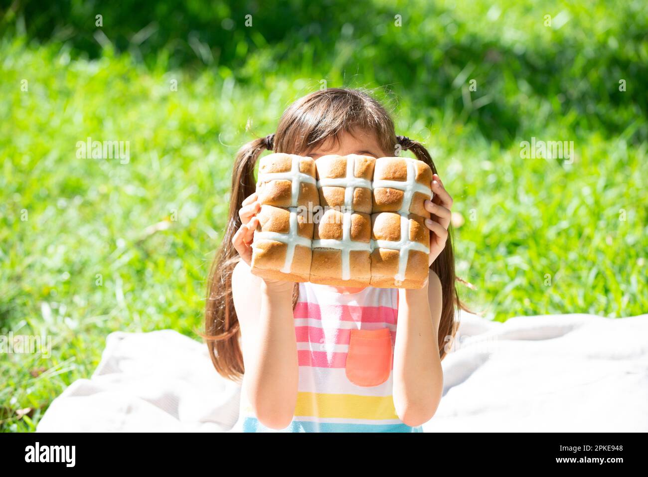 Fille tenant des petits pains de Pâques Banque D'Images