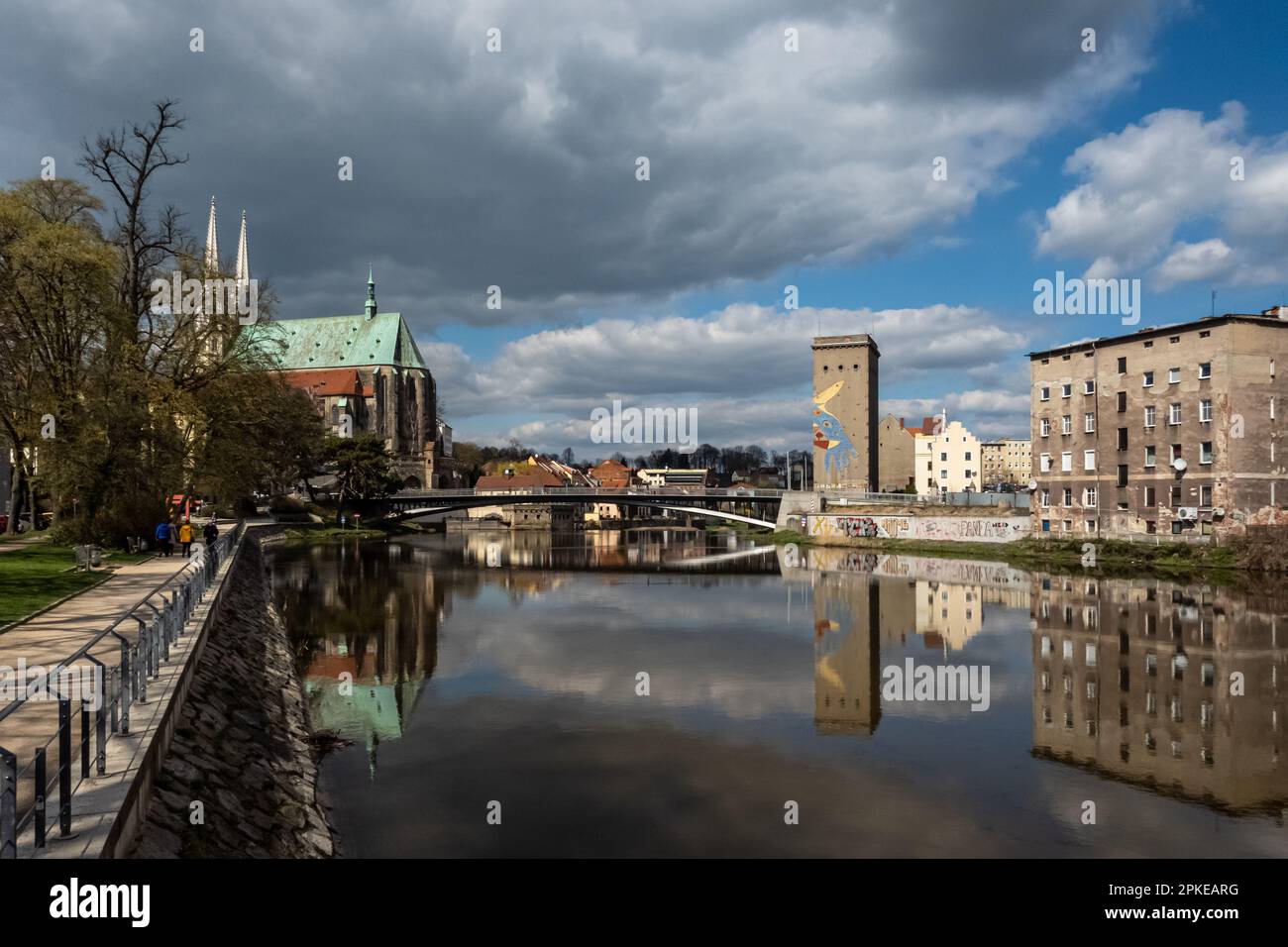 Vue sur la rivière Neisse à Görlitz. Le pont de la vieille ville relie Görlitz à Zgorzelec. St. Église Pierre et Paul en arrière-plan. Banque D'Images