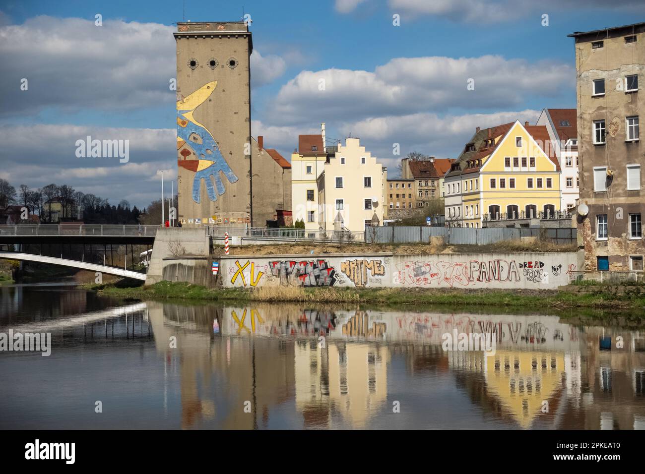 Pont Neisse à Zgorzelec. Banque polonaise de la Neisse. ancien site de l'usine. réflexions des maisons sur l'eau. graffiti sur le mur. Banque D'Images