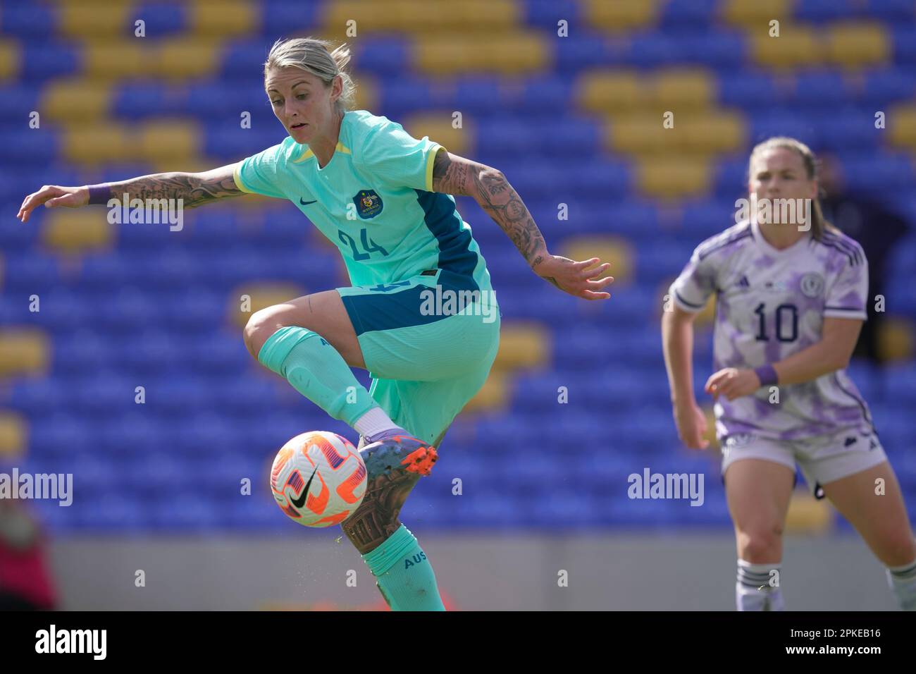 Australia's Larissa Crummer, left, controls the ball ahead of Scotland's Kirsty Hanson during women's international soccer friendly match between Australia and Scotland at the Cherry Red Records Stadium in London, England, Friday, April 7, 2023. (AP Photo/Kin Cheung) Banque D'Images
