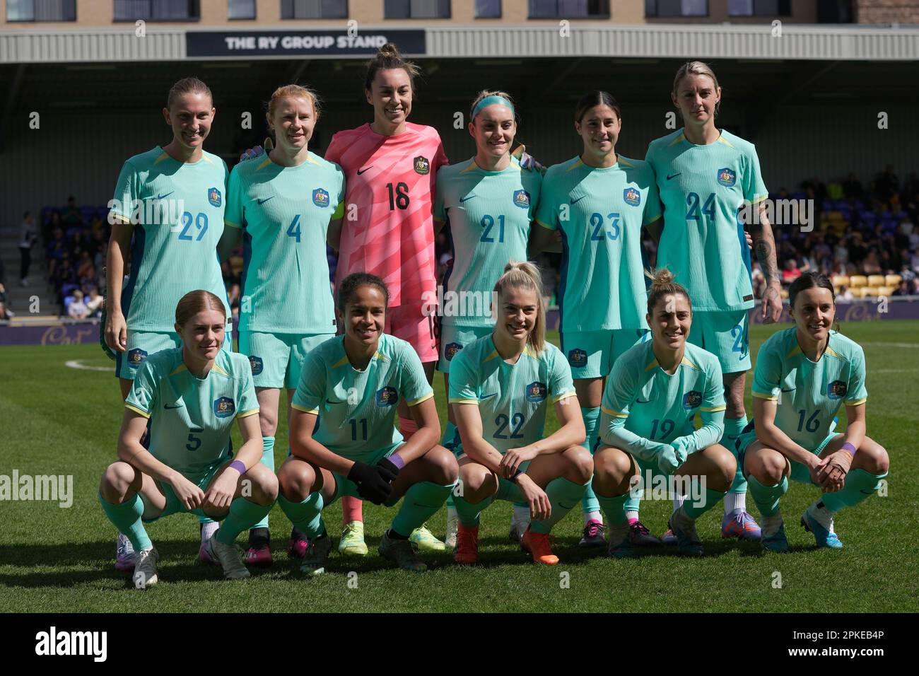 Australia starting players pose for a team photo at the beginning of the women's international friendly soccer match between Australia and Scotland at the Cherry Red Records Stadium in London, England, Friday, April 7, 2023. (AP Photo/Kin Cheung) Banque D'Images