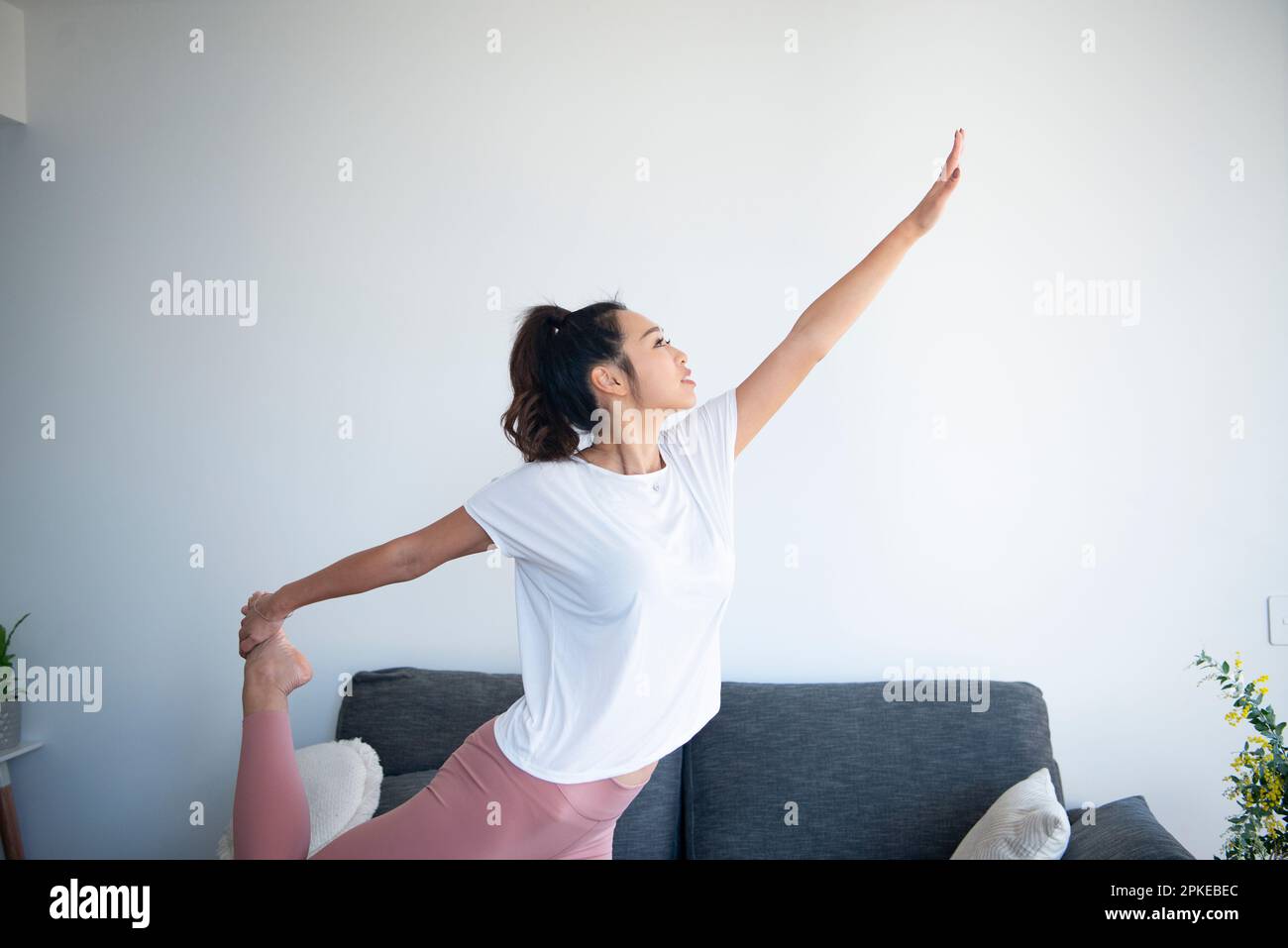 Femme exerçant à l'intérieur Banque D'Images