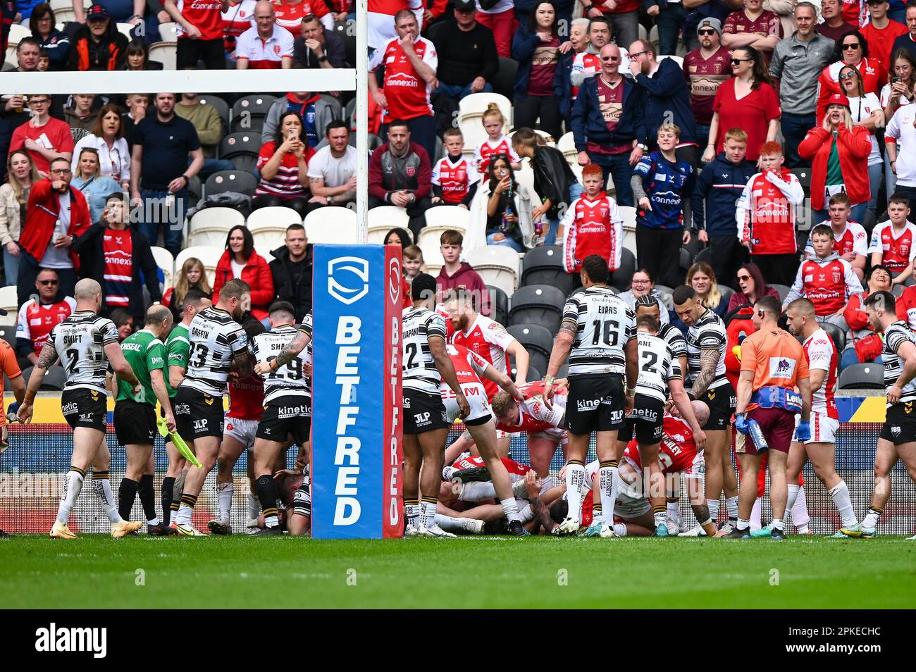 Les deux équipes se réunissent lors du match Betfred Super League Round 8 Hull FC vs Hull KR au MKM Stadium, Hull, Royaume-Uni, 7th avril 2023 (photo de Craig Cresswell/News Images) Banque D'Images