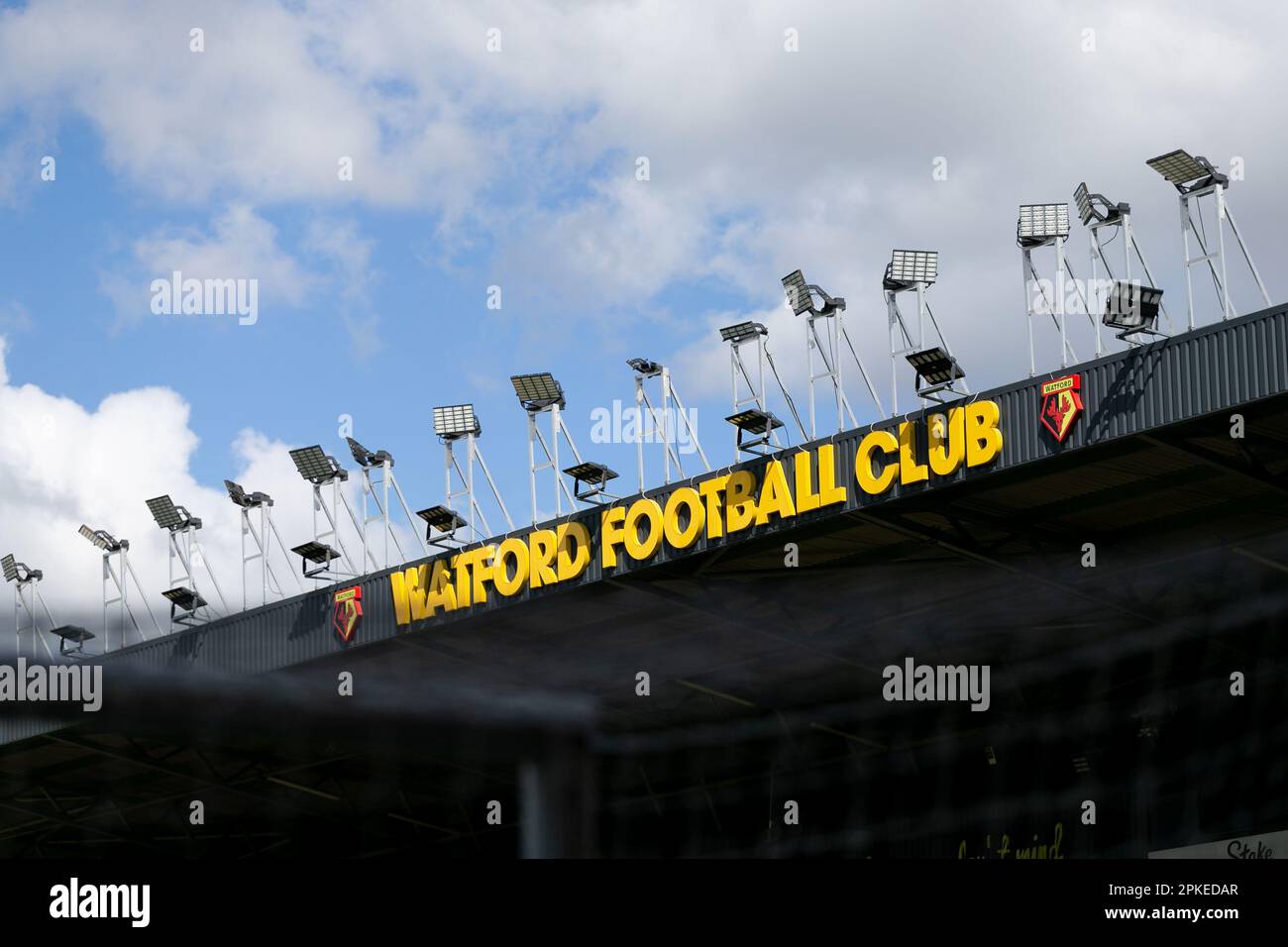 Une vue détaillée de l'écusson du Watford football Club au-dessus des stands est présentée avant le match de championnat Sky Bet Watford vs Huddersfield Town à Vicarage Road, Watford, Royaume-Uni, 7th avril 2023 (photo de Juan Gasparini/News Images) Banque D'Images