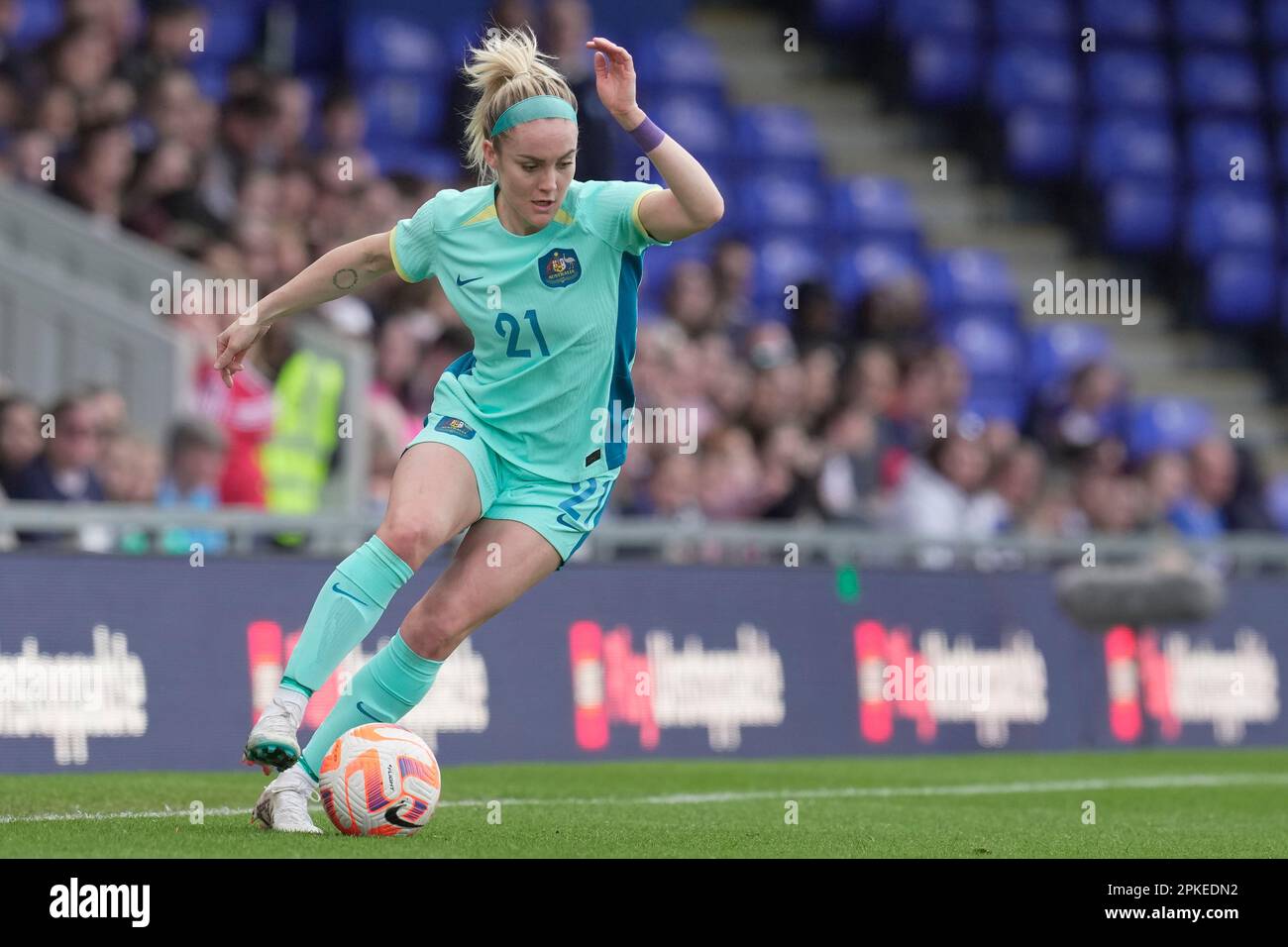 Australia's Ellie Carpenter in action during the women's international friendly soccer match between Australia and Scotland at the Cherry Red Records Stadium in London, England, Friday, April 7, 2023. (AP Photo/Kin Cheung) Banque D'Images