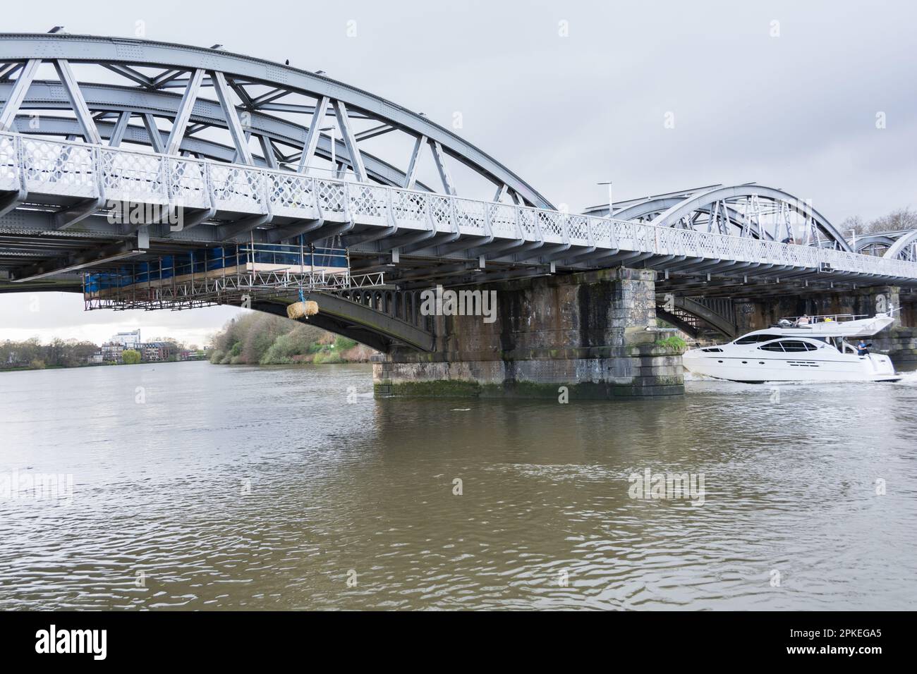 Un règlement ancien dicte qu'une balle de paille doit pendre sous le pont du chemin de fer Barnes pour indiquer que la tête des bateaux est abaissée en raison des travaux d'ingénierie Banque D'Images