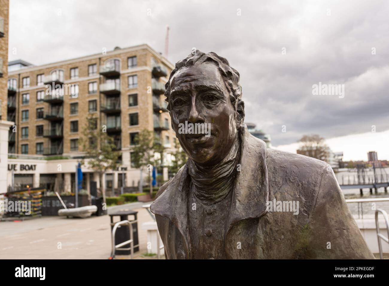 Sculpture en bronze de Lancelot Capability Brown, par Laury Dizengremel, sur le sentier de la Tamise à Fulham, Londres, Angleterre, Royaume-Uni Banque D'Images