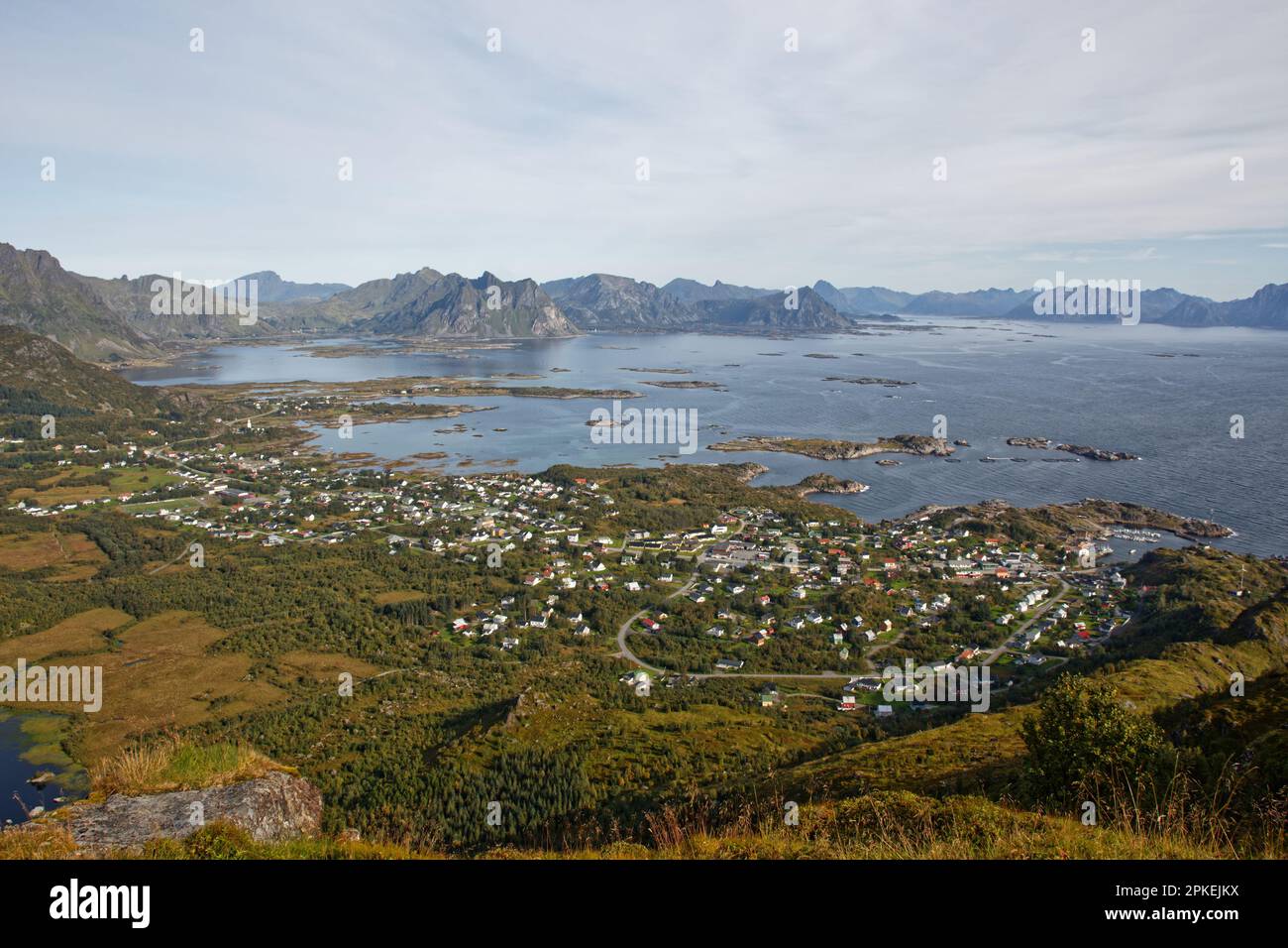 La ville de Stamsund, vue depuis le Steinewind Trail Banque D'Images