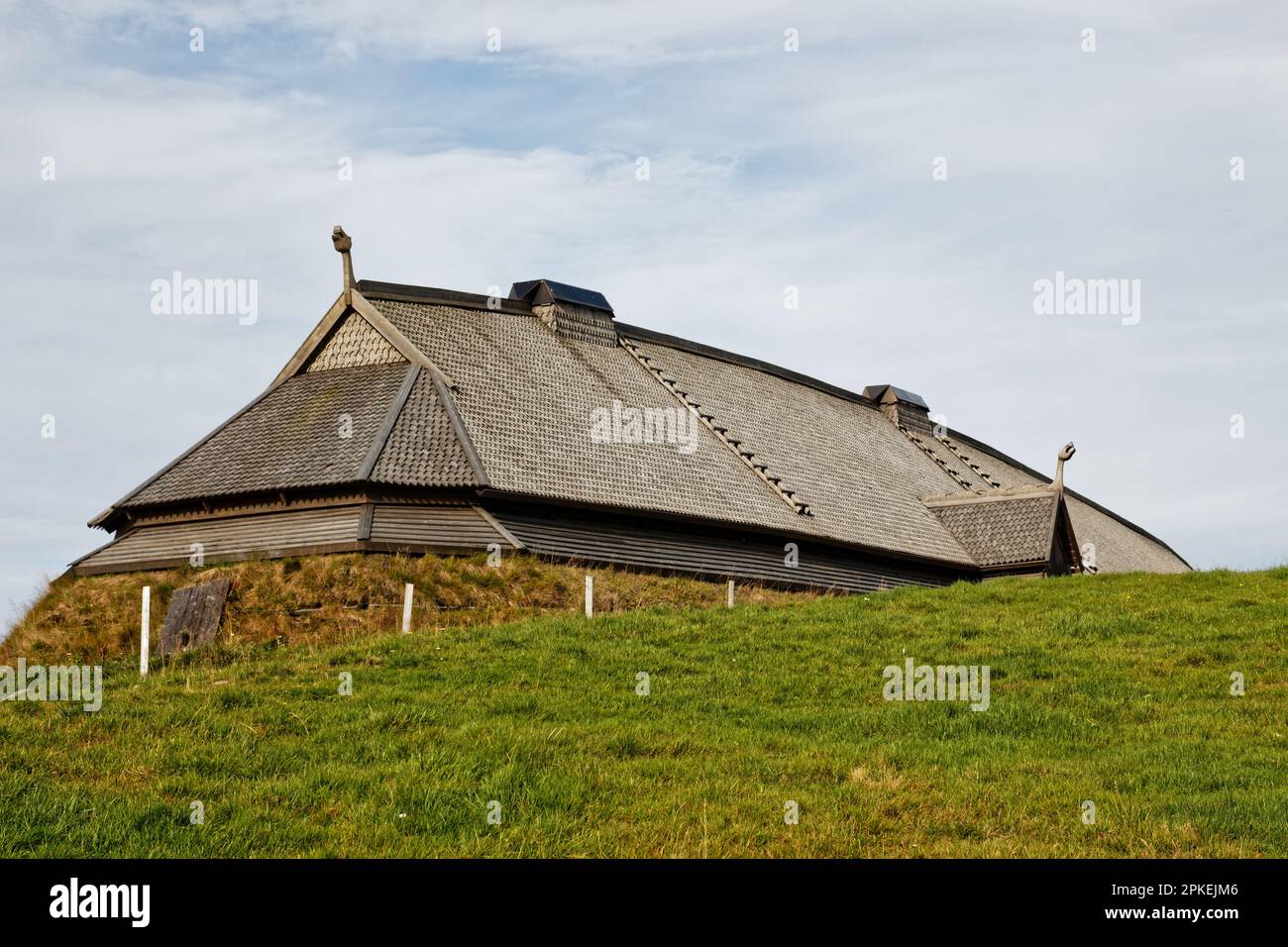La longue maison viking traditionnelle du Lofoten Viking Museum, située sur l'île Vestvågøya, en Norvège Banque D'Images