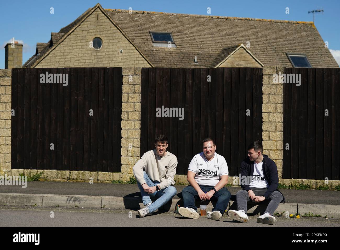 Derby County fans à l'extérieur du sol avant le match de la Sky Bet League One au stade Bolt New Lawn, Nailsworth. Date de la photo: Vendredi 7 avril 2023. Banque D'Images